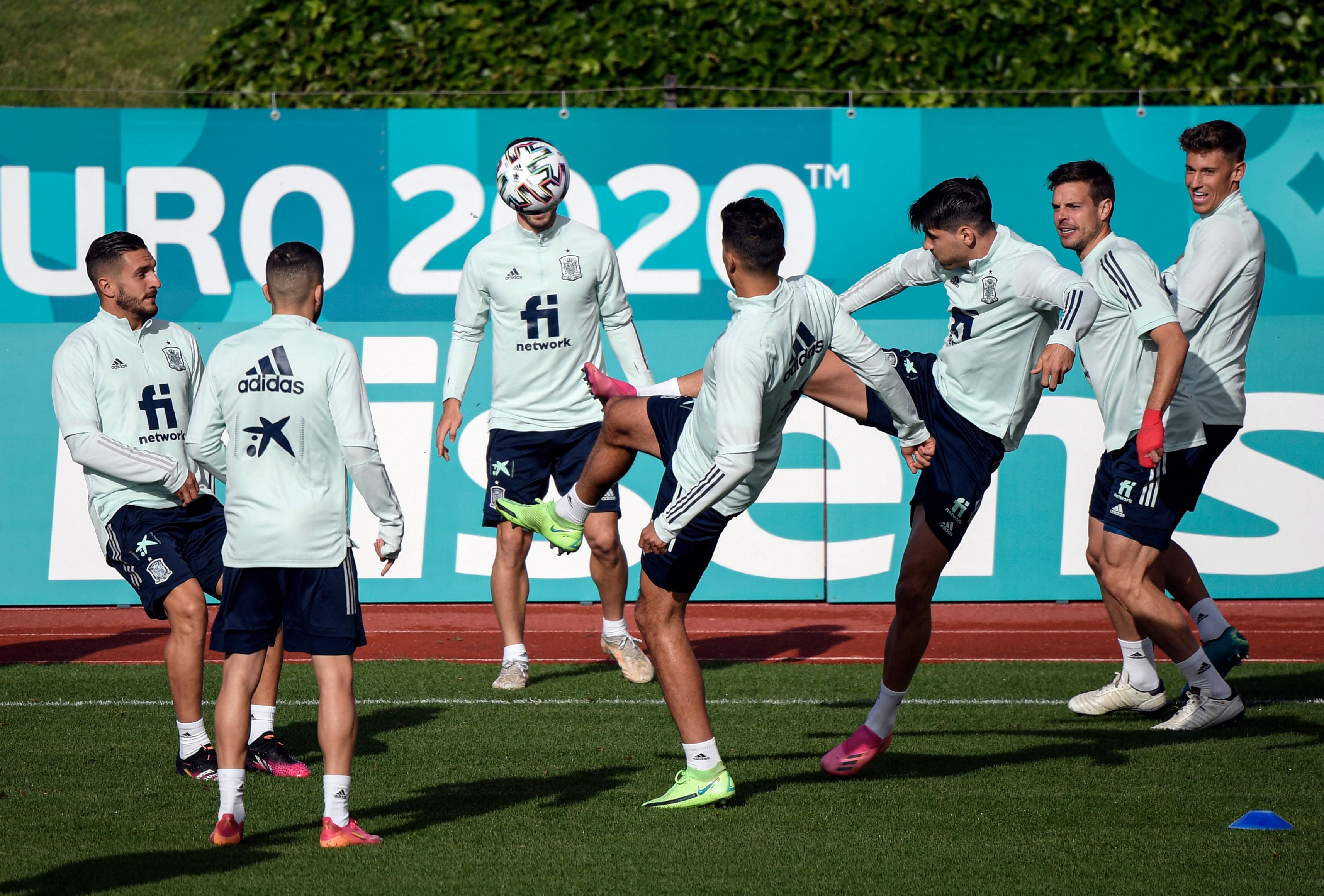Para pemain timnas Spanyol melakukan latihan jelang menghadapi timnas Slovakia di Las Rozas dekat Madrid, Spanyol, Minggu (20/6).
