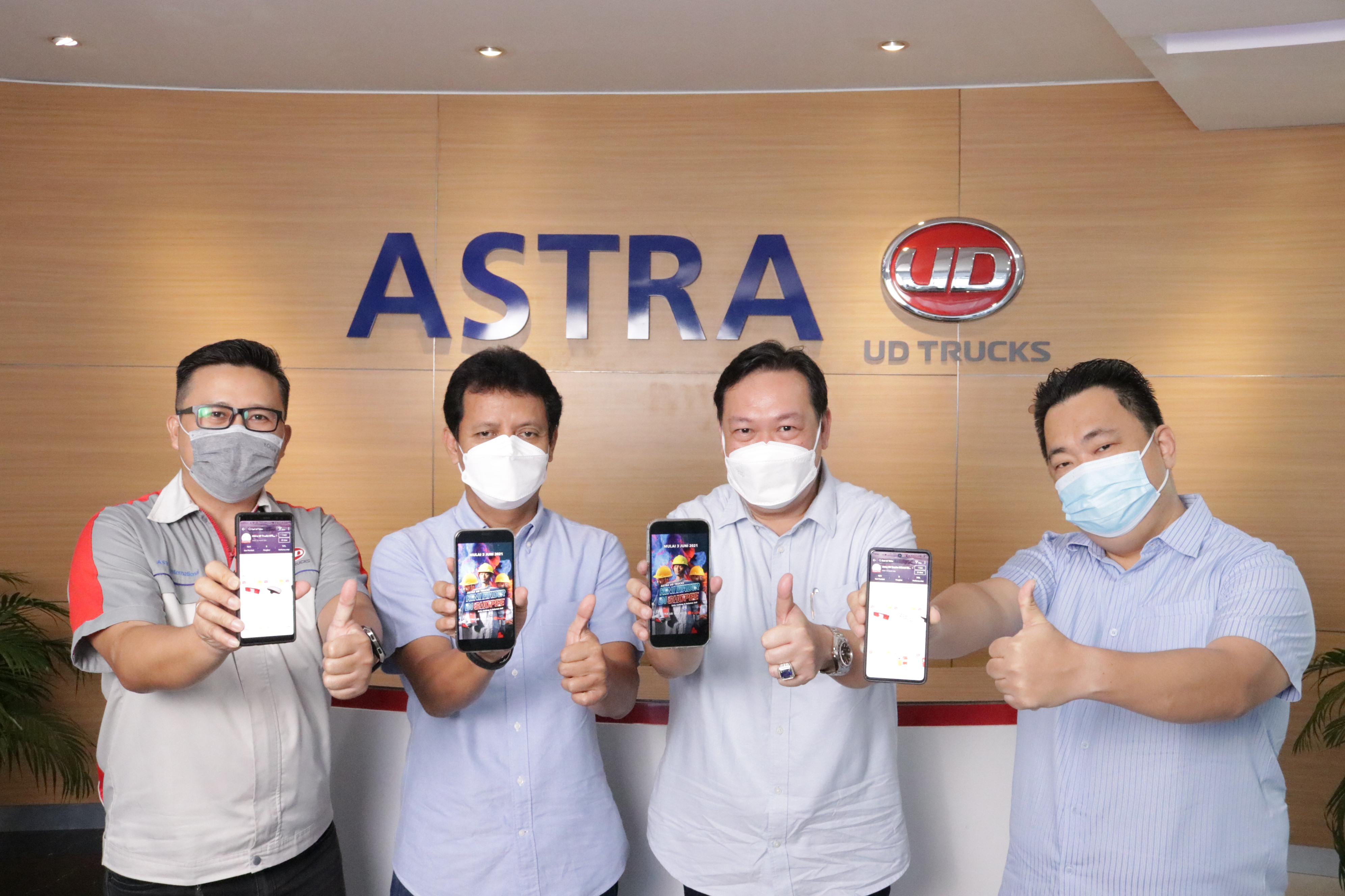 Jajaran Manajemen Astra UD Trucks memperkenalkan layanan penjualan Astra UD Trucks di Shopee.