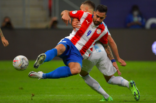 Gabriel Avalos dari Paraguay (kiri) dan Pezzella Jerman dari Argentina (kanan).