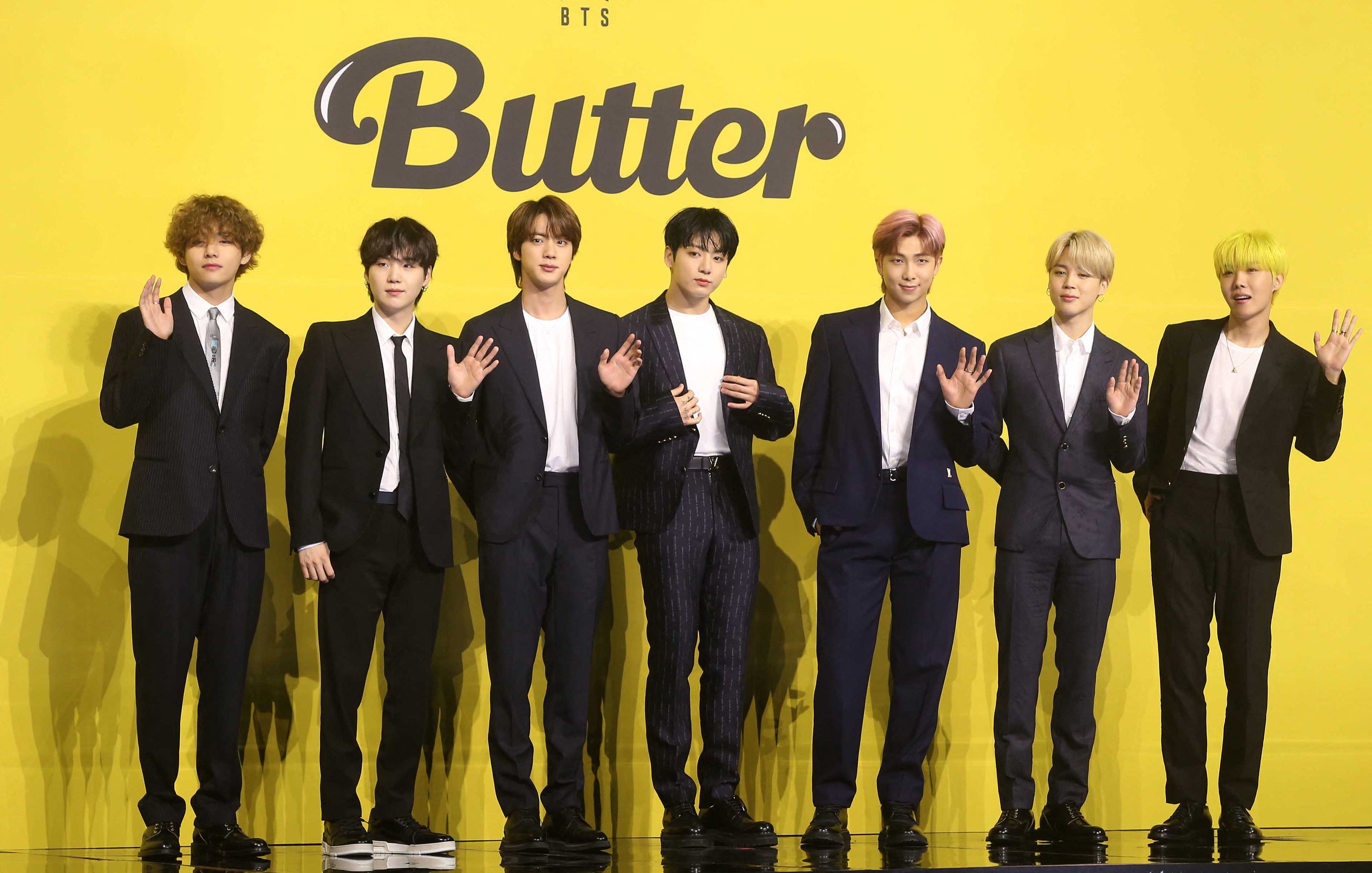 Para personel BTS berpose saat konferensi pers mempromosikan single terbaru mereka, Butter.