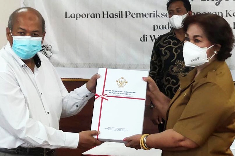 Kepala Perwakilan BPK NTT Adi Sudibyo menyerahkan LHP atas Laporan Keuangan Pemerintah Daerah Kabupaten Rote Ndao Tahun Anggaran 2020.