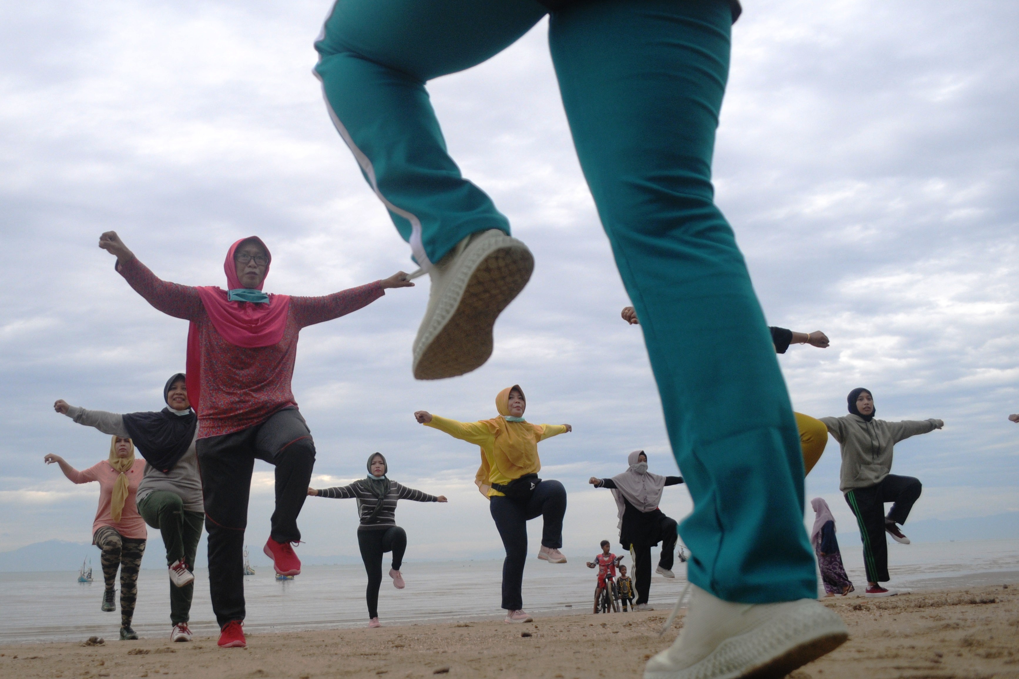 Ibu-ibu melakukan senam di Pantai Wisata Jumiang, Pamekasan, Jawa Timur.