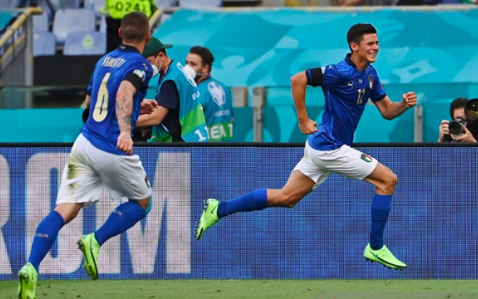 Gelandang tim nasional Italia Matteo Pessina (kanan) merayakan golnya ke gawang Wales dalam laga pemungkas Grup A Euro 2020.