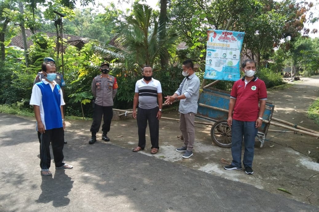 Warga setempat tengah berjaga. 