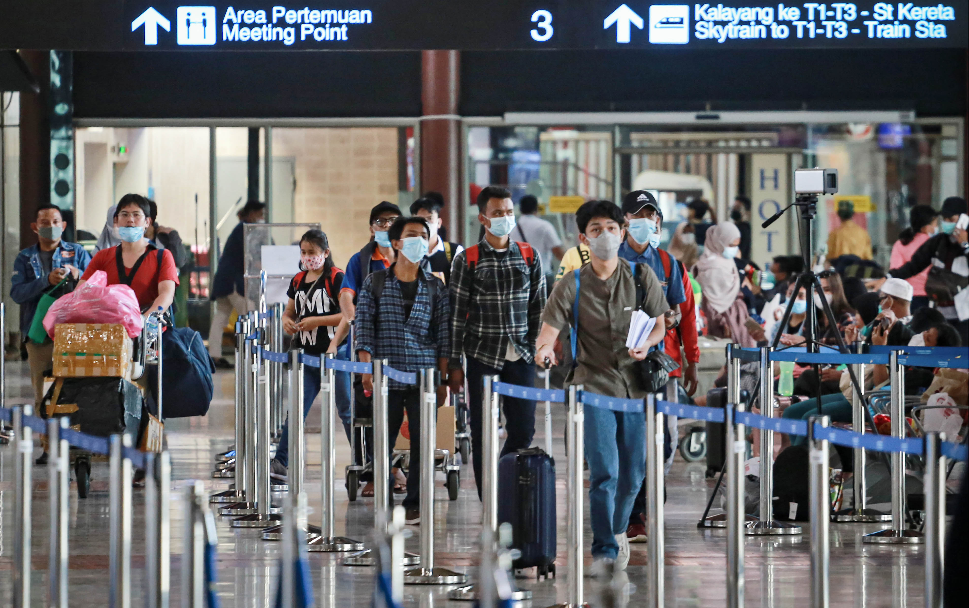 Ilustrasi calon penumpang pesawat mengurus dokumen kesehatan di bandara.