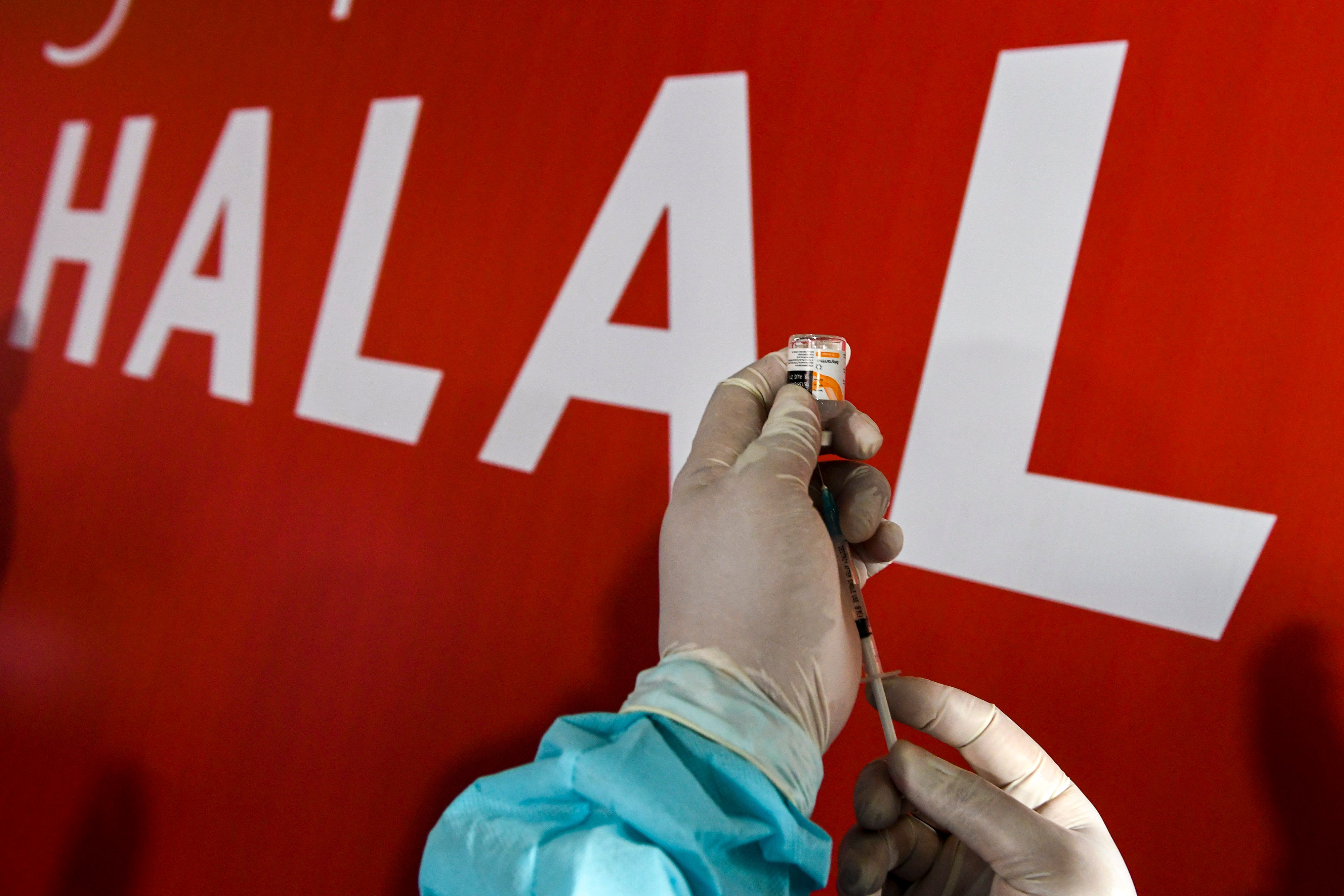 Vaksinasi Covid-19 di Batam, Kepri ditargetkan hingga akhir Juni 2021 mencapai 70% dari warga Batam yang laik divaksin.