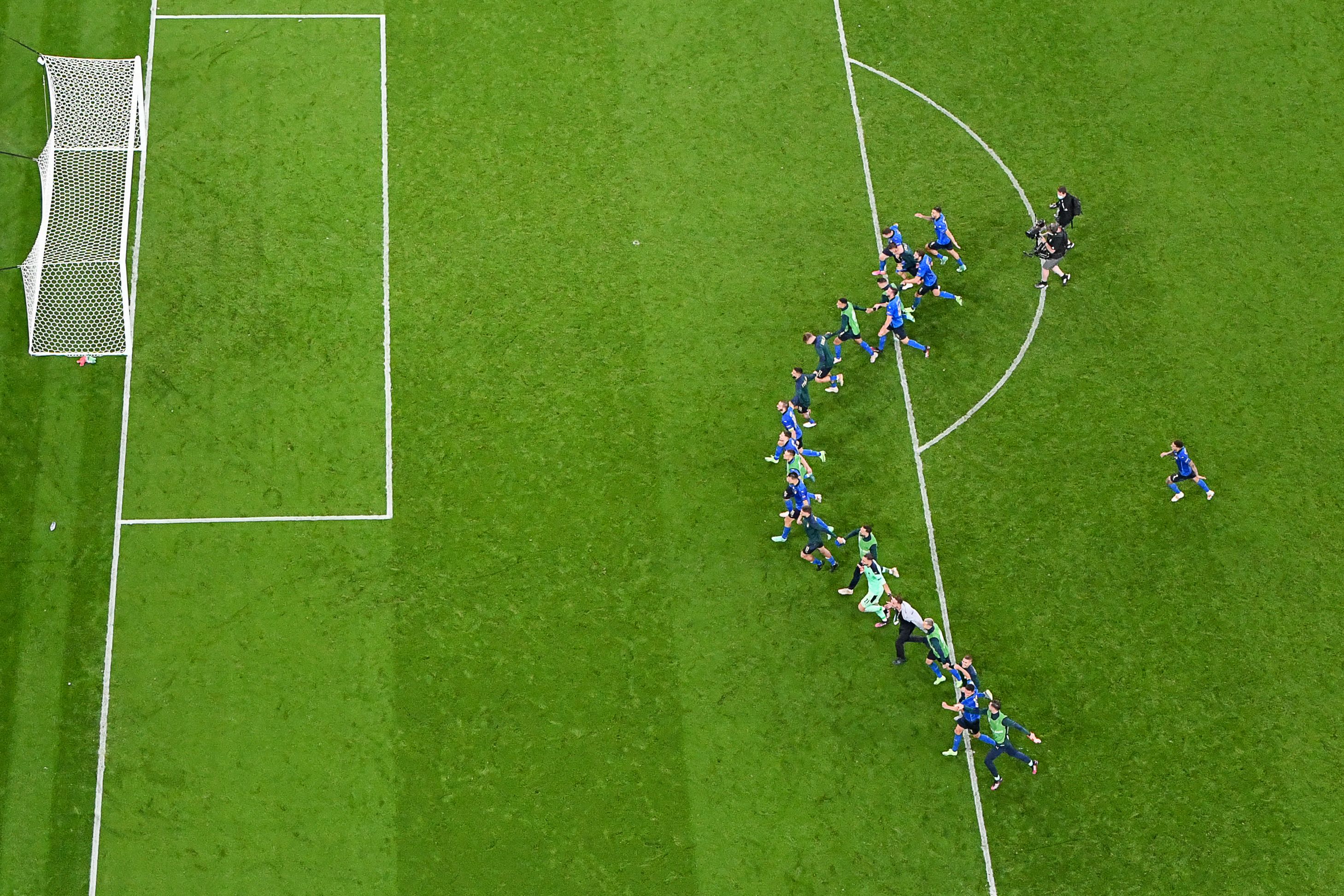 Timnas Italia selebrasi seusai menang tipis yang melelahkan melawan Timnas Austria dan maju ke delapan besar Euro 2020, Sabtu (26/6)