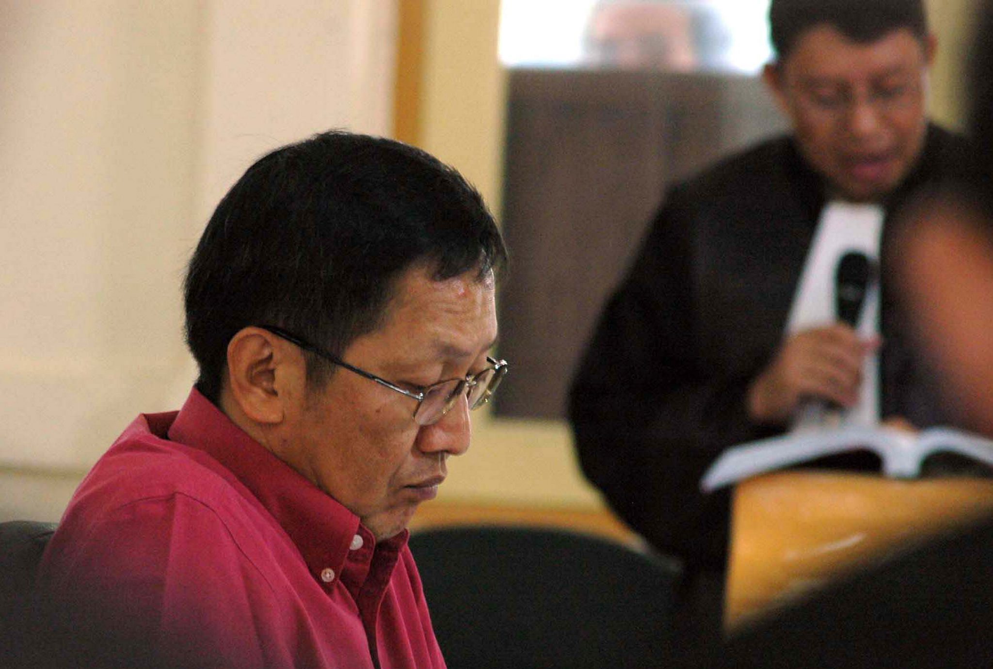 Tersangka pelaku pembalakan liar Adelin Lis saat mendengarkan pembacaan tuntutan JPU pada 2007 lalu.