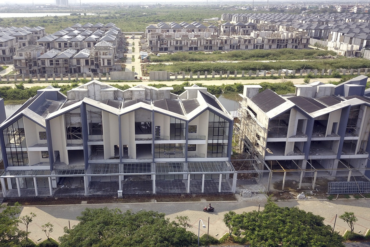 Progres pembangunan New East, salah satu sarana komersial di JGC. 