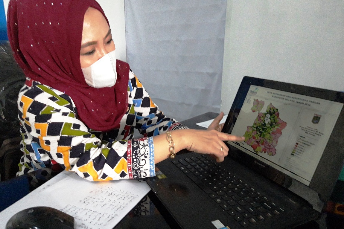 Kepala Seksi Ketersediaan Pangan Dinas Ketahanan Pangan Kabupaten Malang Renny Kusumawati menunjukkan peta dan data desa rawan pangan 