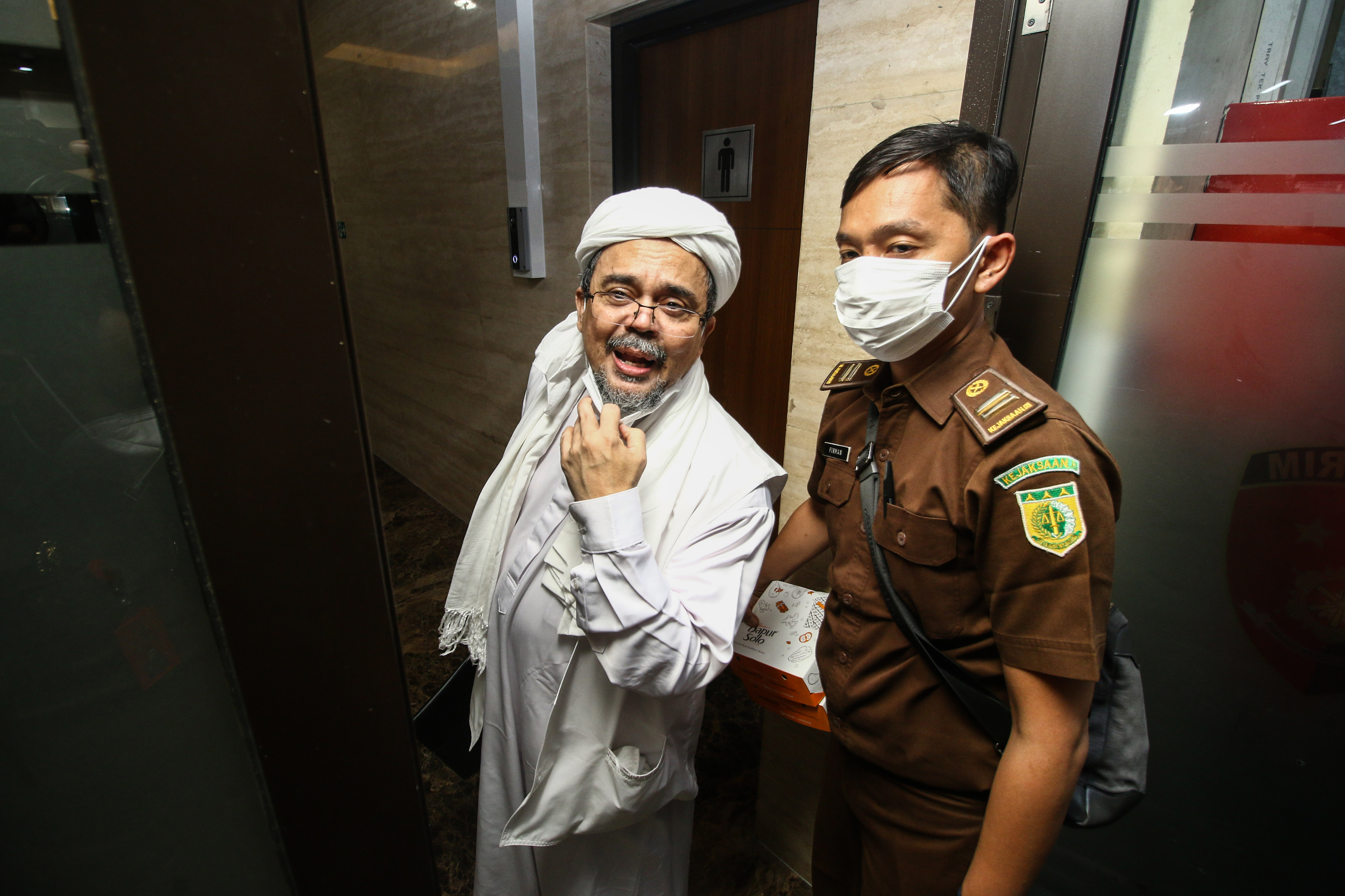 Rizieq Shihab (kiri)