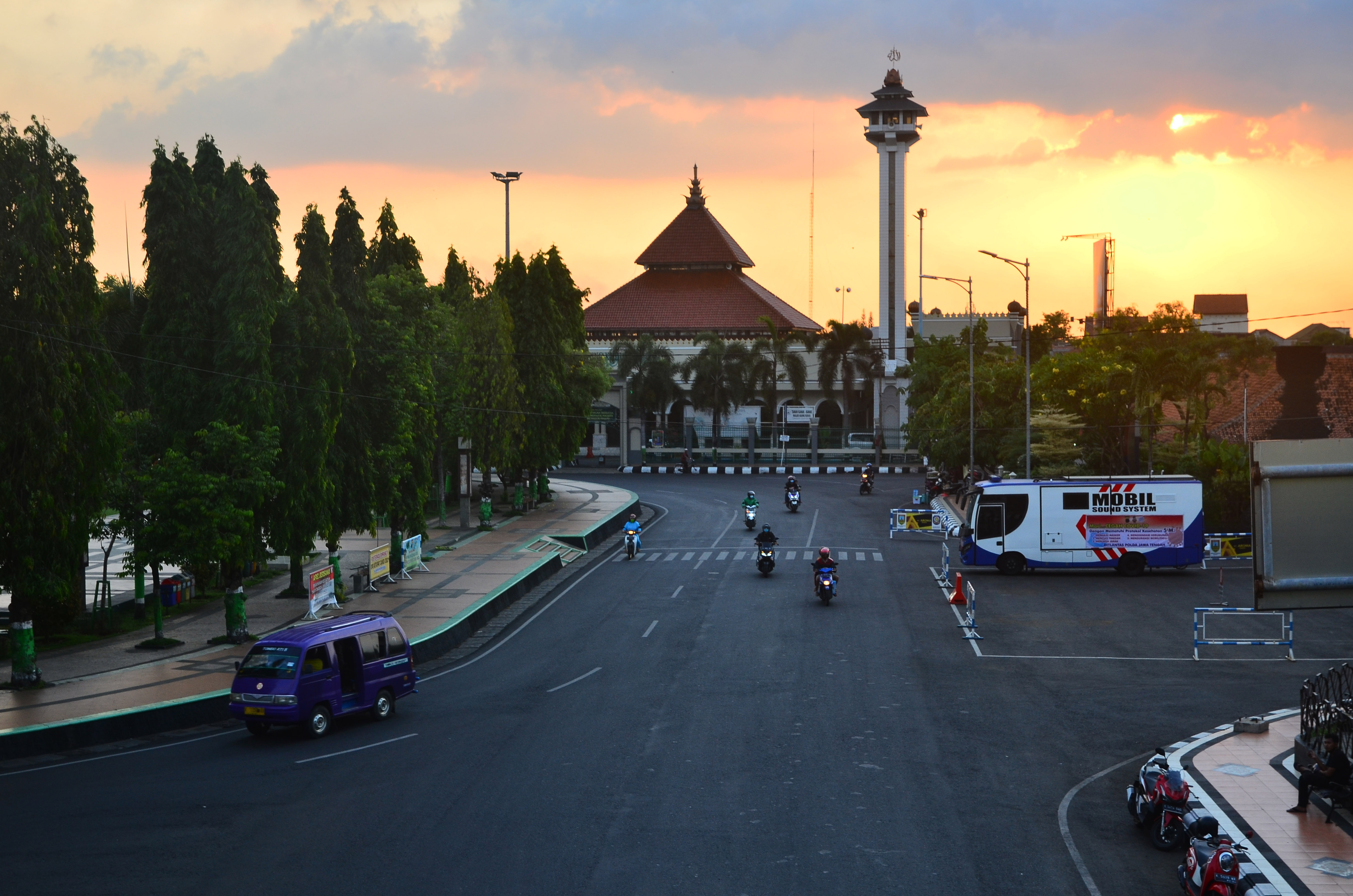 Suasana di sekitar Alun-Alun Kudus saat pemberlakuan Gerakan Dua Hari di Rumah Saja