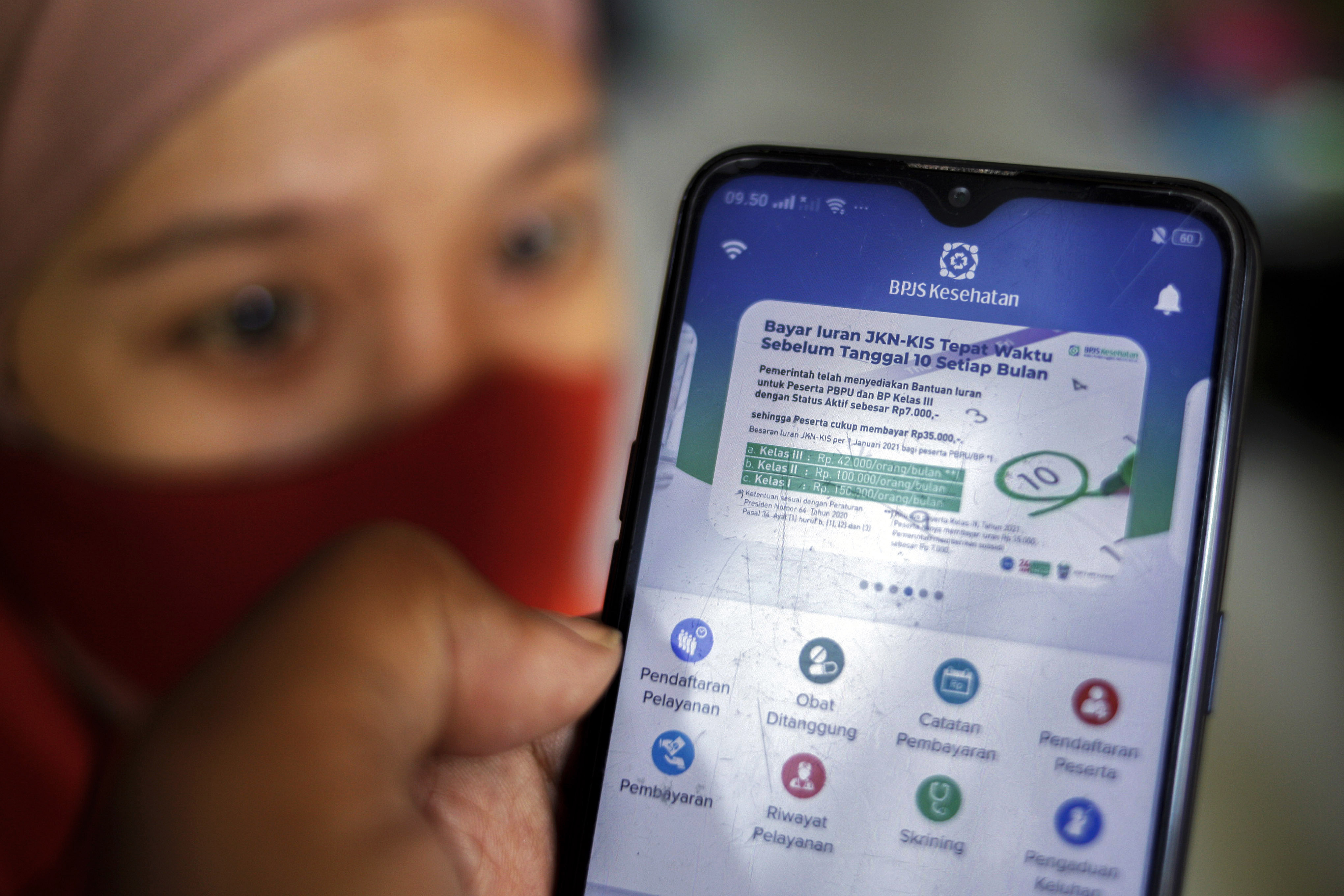 Ilustrasi warga saat mengakses aplikasi BPJS Kesehatan.