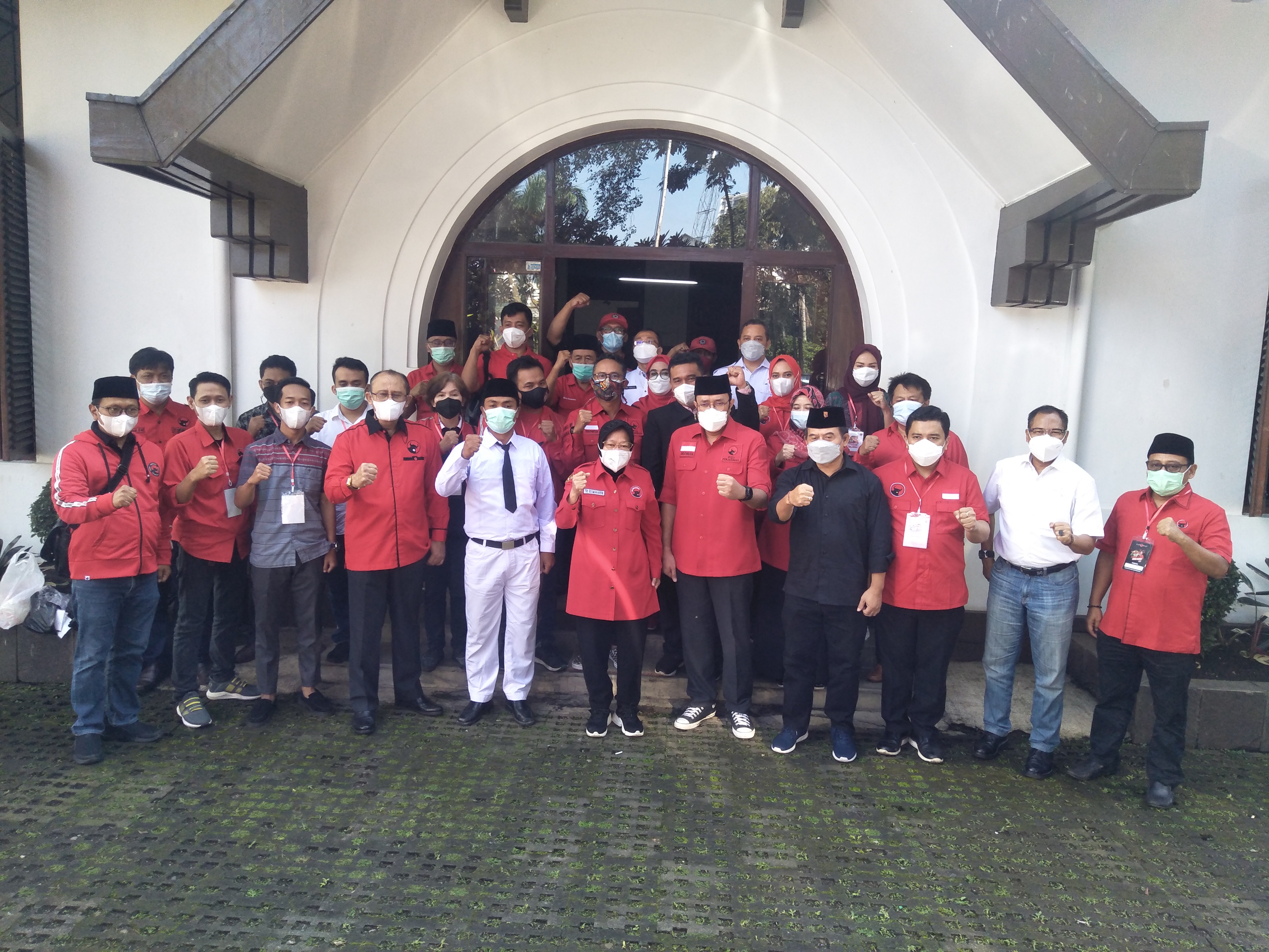 Tri Rismaharini bersama rombongan DPP PDI Perjuangan di depan Gedung Indonesia Menggugat