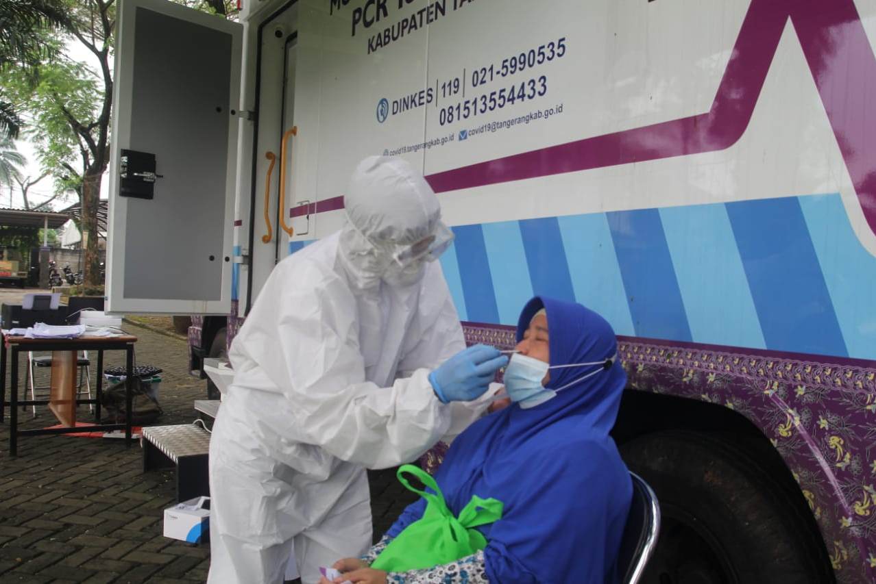 Layanan mobil swab PCR keliling.