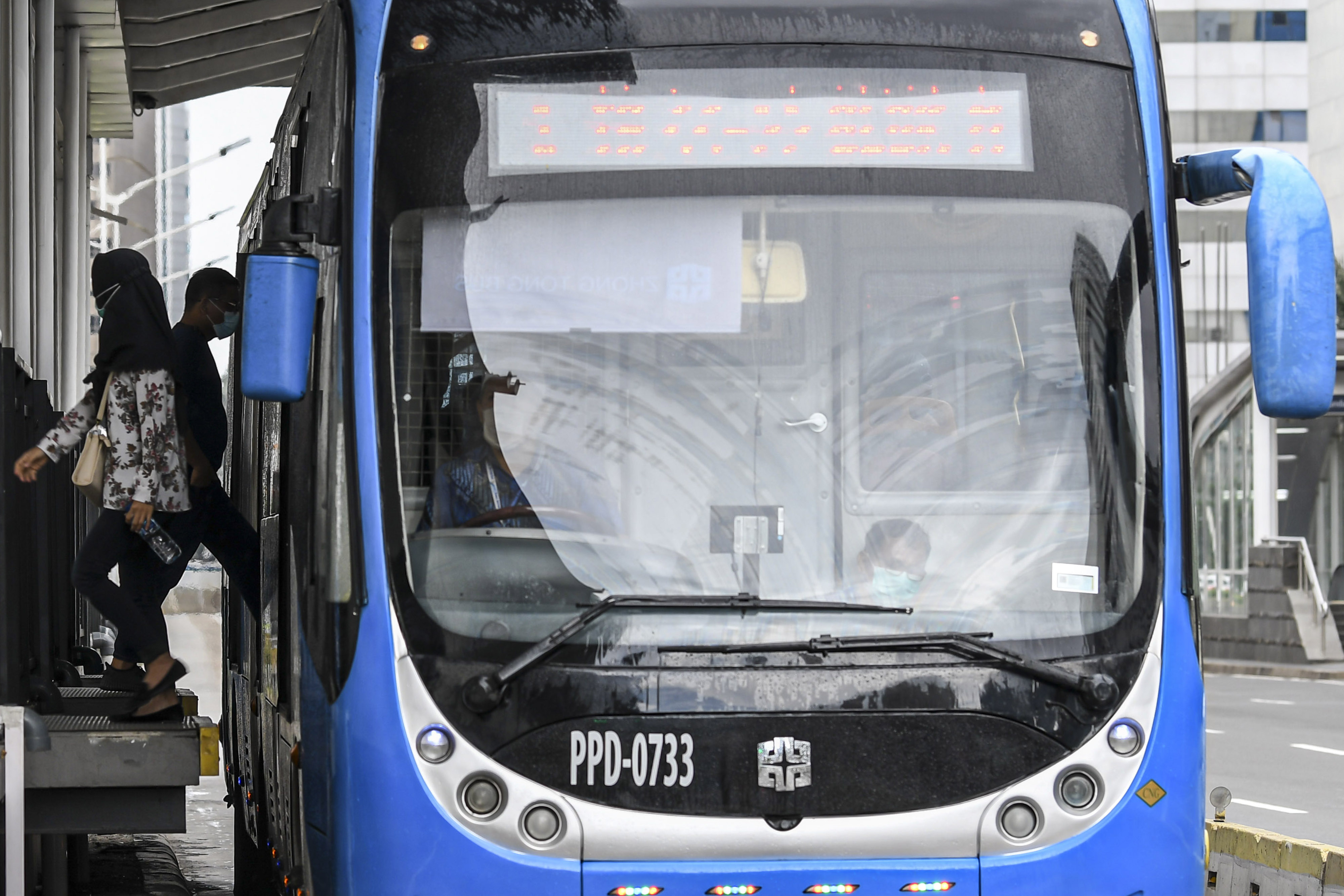 TransJakarta Terhenti di Perlintasan, KRL Mengerem