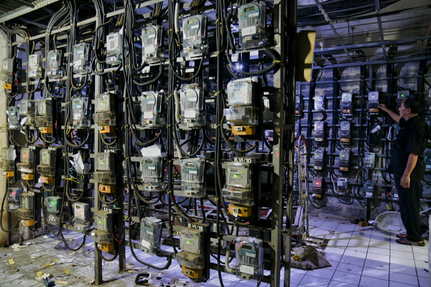 Petugas mengecek KWH (kilowatt-hour) meter di Rusunami Benhil, Jakarta Pusat.