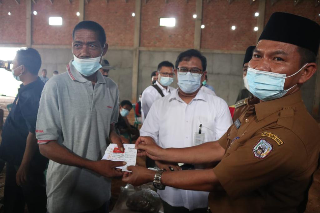 Puluhan warga Komunitas Adat Terpencil (KAT) Suku Anak Dalam (SAD) di Provinsi Jambi menerima Kartu Keluarga Sejahtera (KKS).