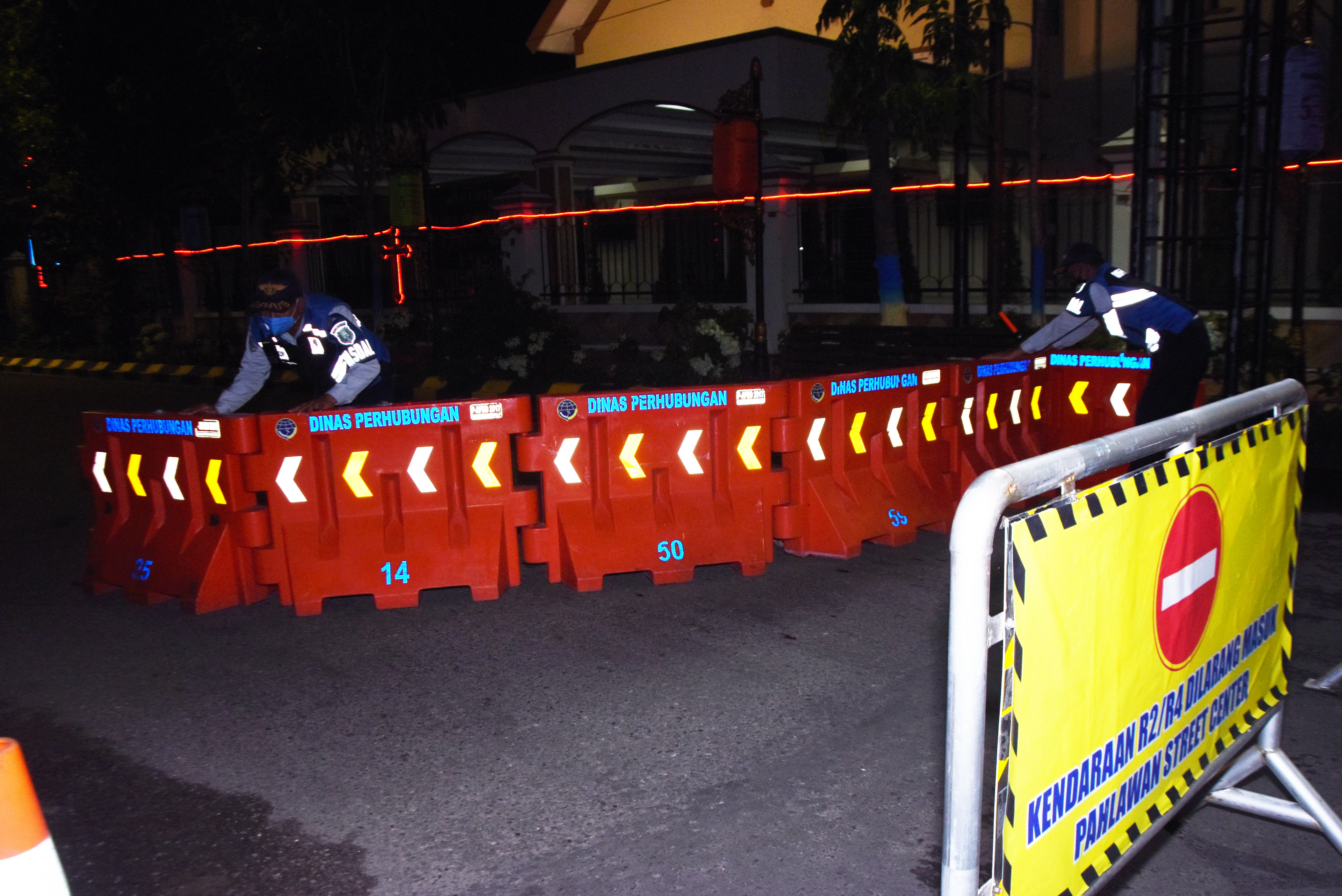 Pemkab Kebumen, Jateng memberlakukan jam malam mulai hari ini disebabkan lonjakan positif covid 100%.