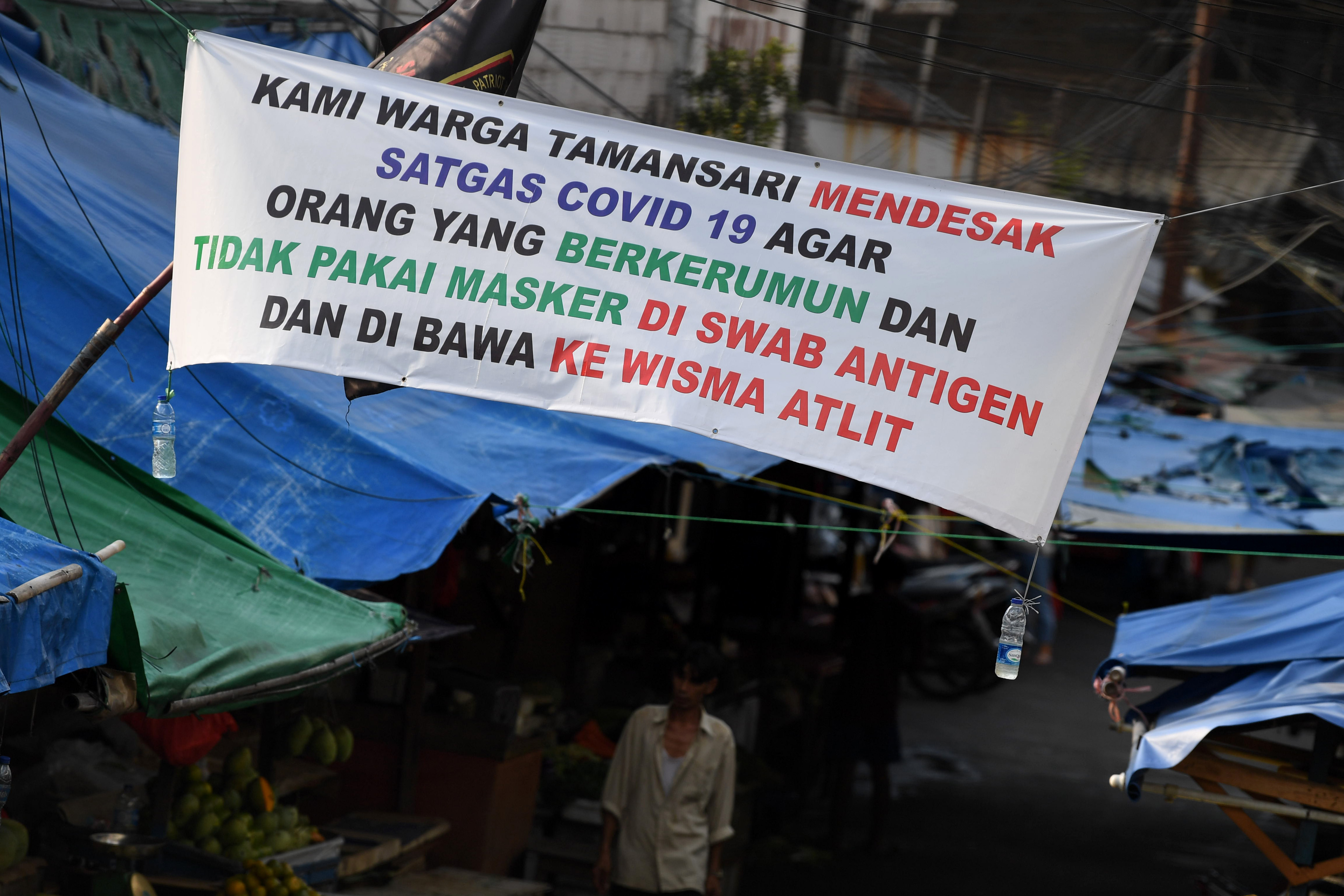 Spanduk protokol kesehatan COVID-19 di Tamansari, Jakarta