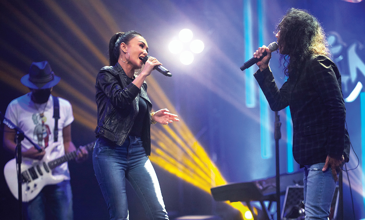 Penampilan grup musik Slank dengan bintang tamu Yuni Shara (kiri) di program Vaksin untuk Indonesia (VUI) di Grand Studio Metro TV, Kedoya.