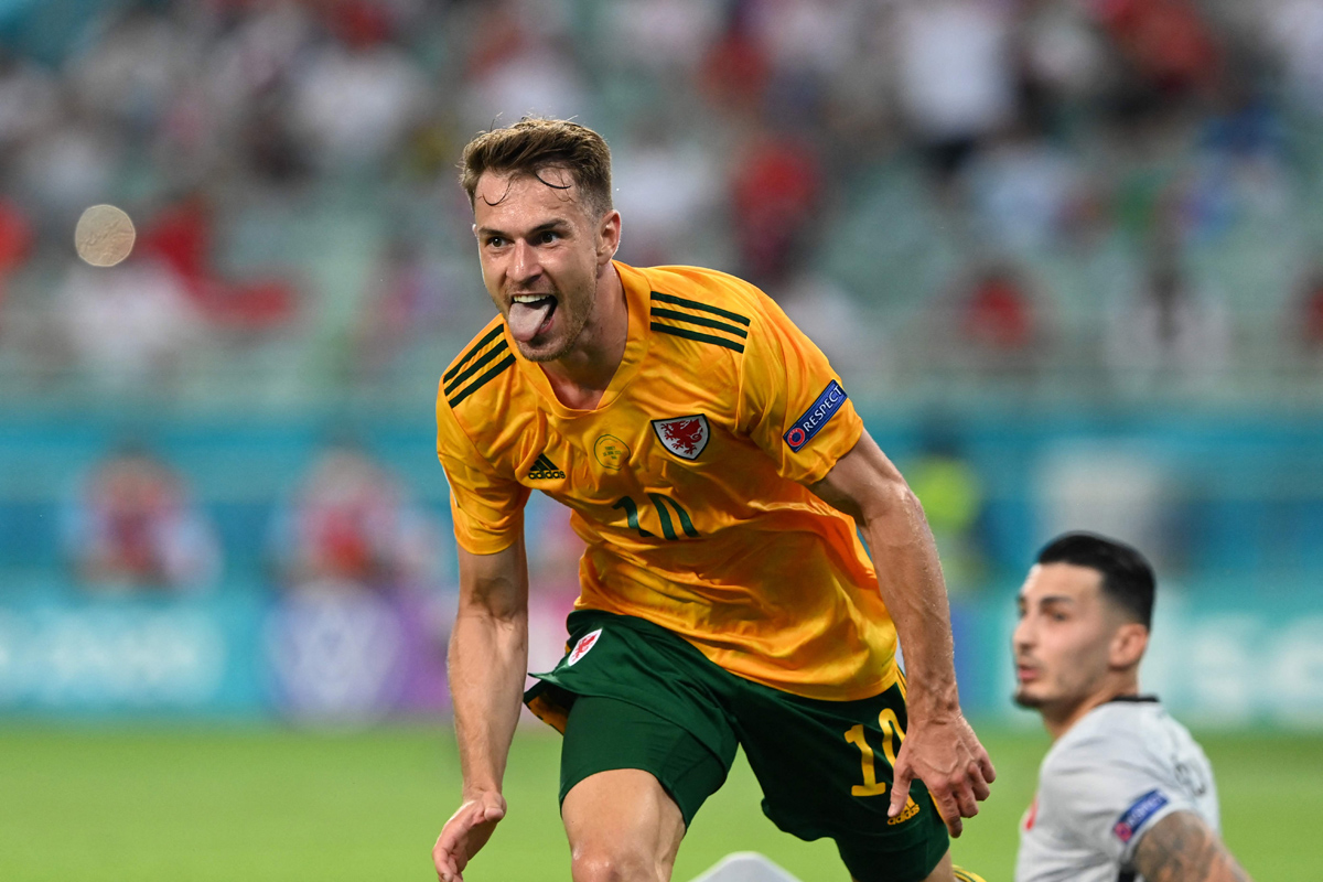 Ekspresi gelandang Wales Aaron Ramsey usai mencetak gol ke gawang Turki dalam laga penyisihan Grup A EURO 2020, Kamis (17/6). 