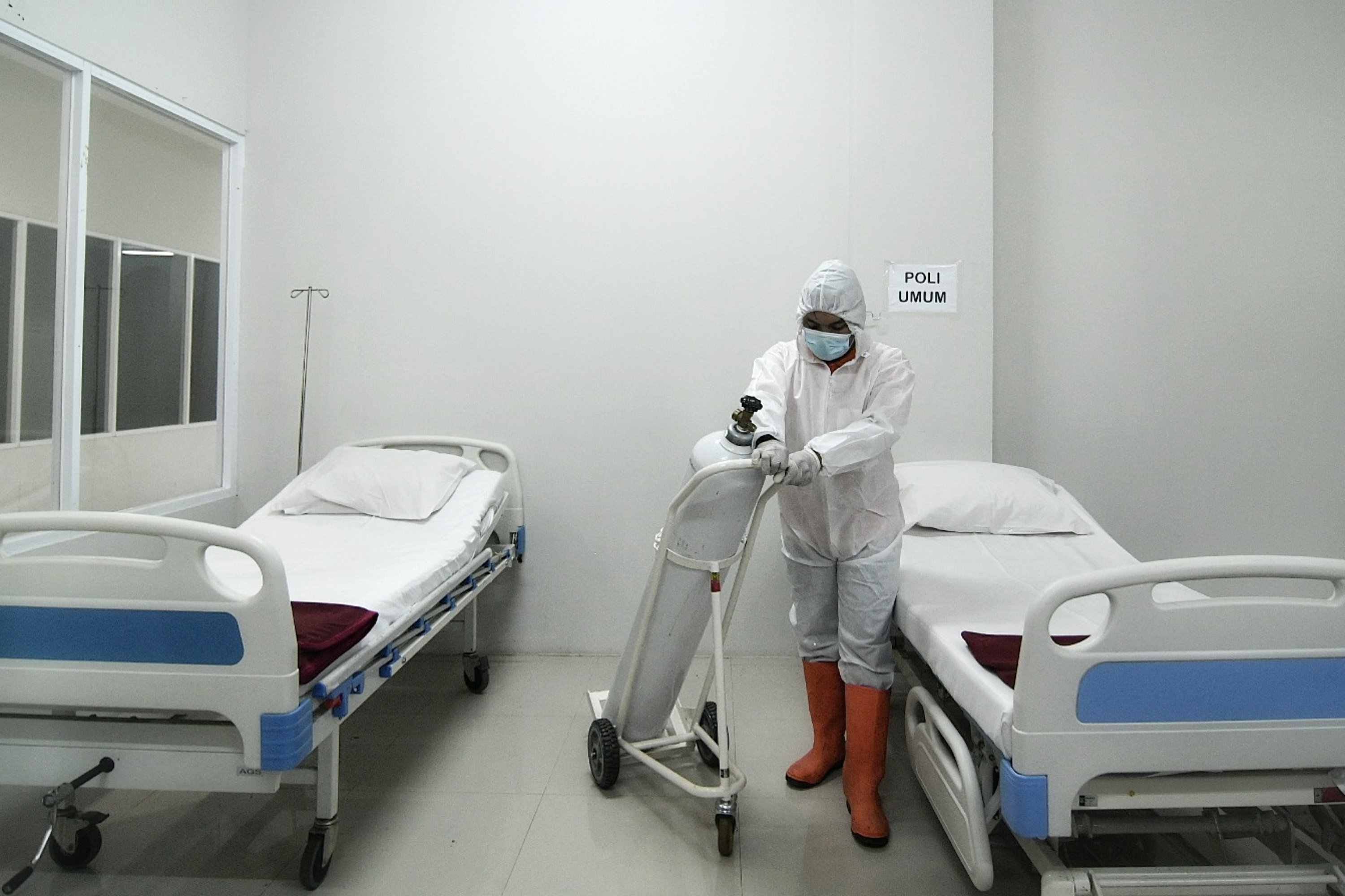 Petugas menyiapkan ruang perawatan di Tower 8 Rumah Sakit Darurat Covid-19 (RSDC), Pademangan, Jakarta, Selasa (15/6/2021)