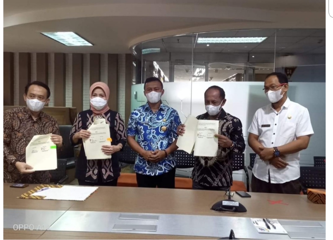 Bupati Fakfak Untung Tamsil (tengah) usai menandatangani MoU (nota kesepakatan) dengan BPPT.