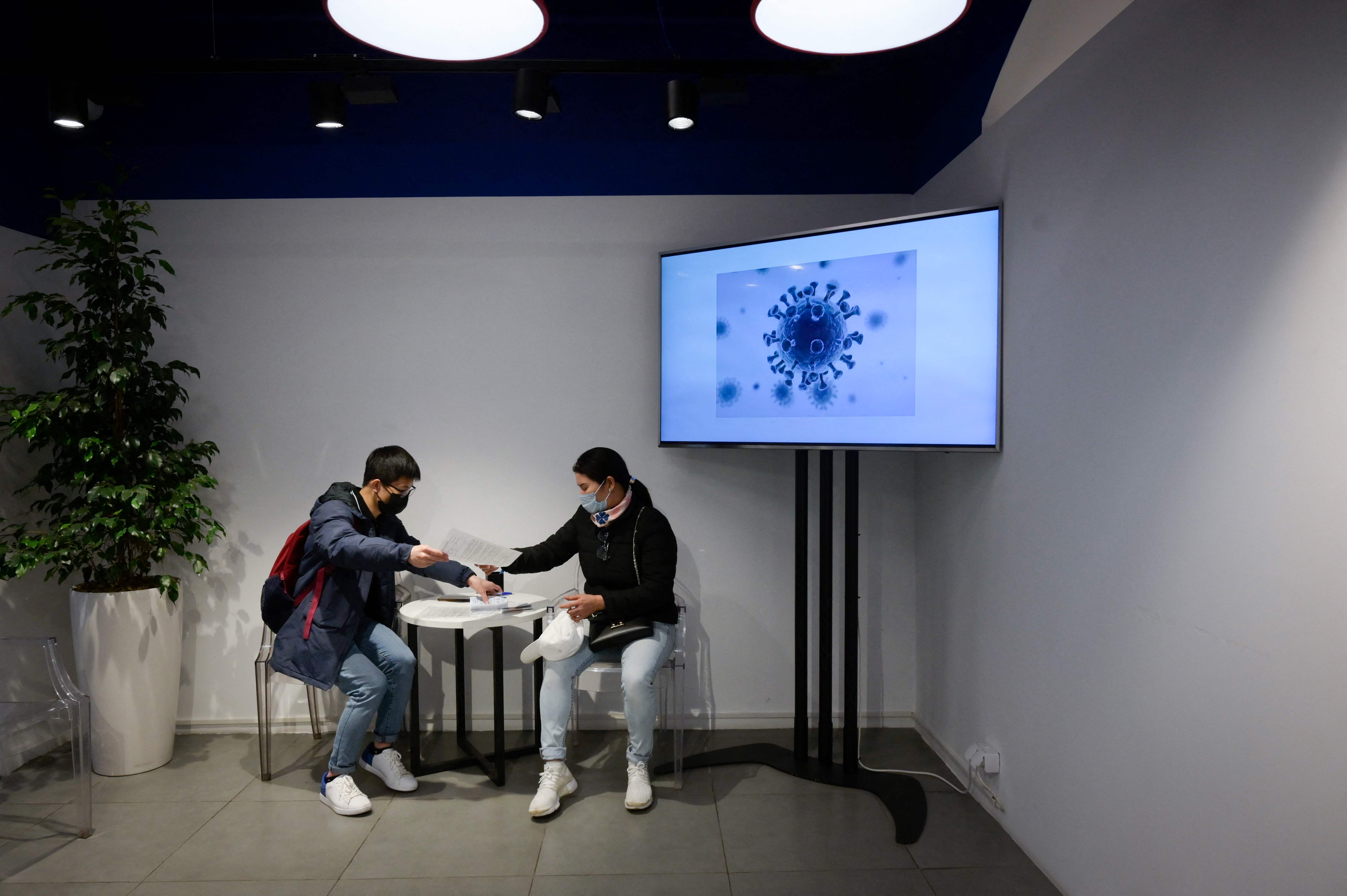 Warga Moskow menunggu untuk mendapatkan vaksinasi Covid-19