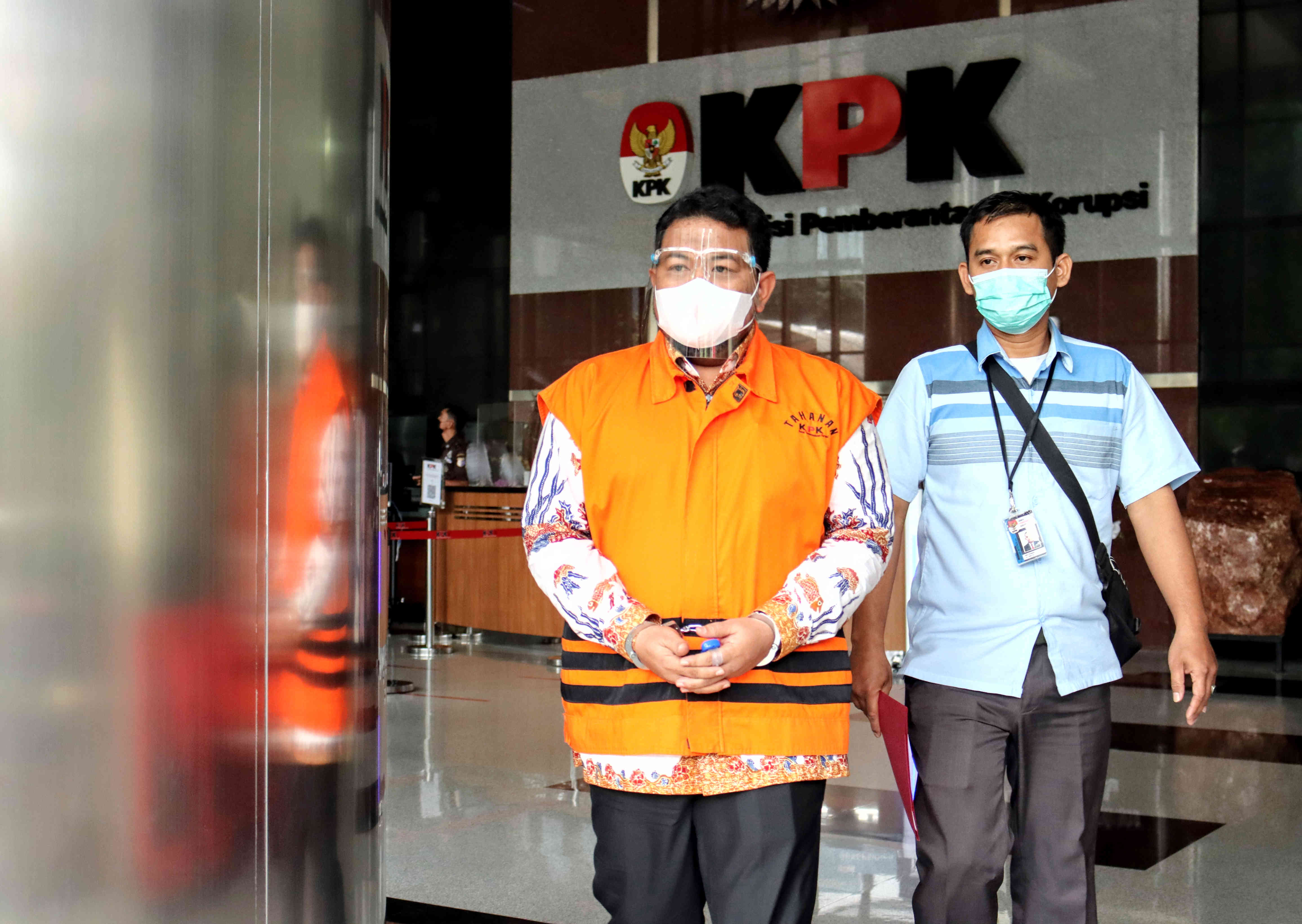 Tersangka Wali Kota Tanjungbalai M Syahrial seusai menjalani pemeriksaan di gedung KPK.