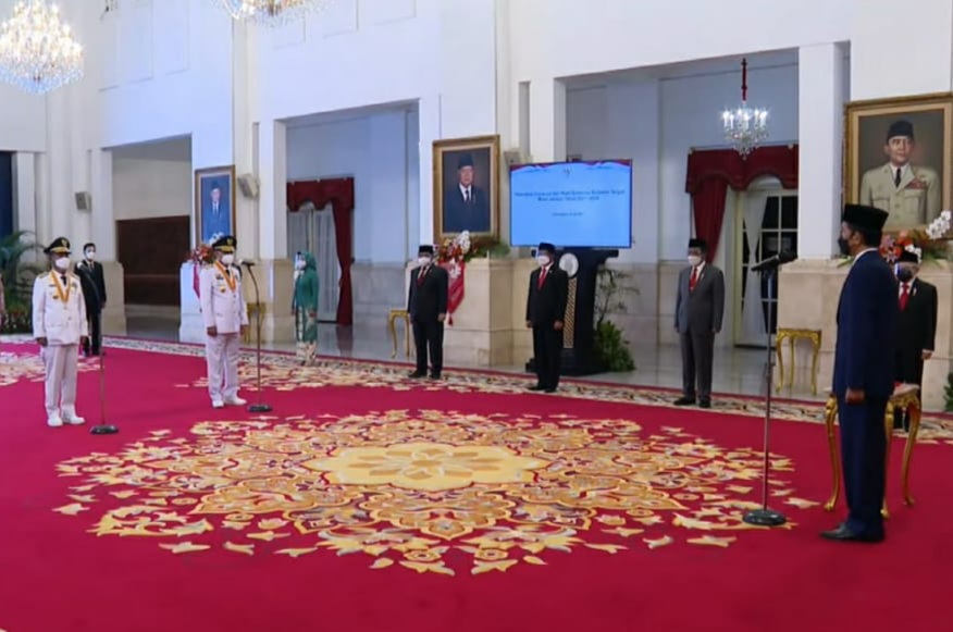 Presiden Jokowi saat melantik pasangan Gubernur dan Wagub Sulawesi Tengah.