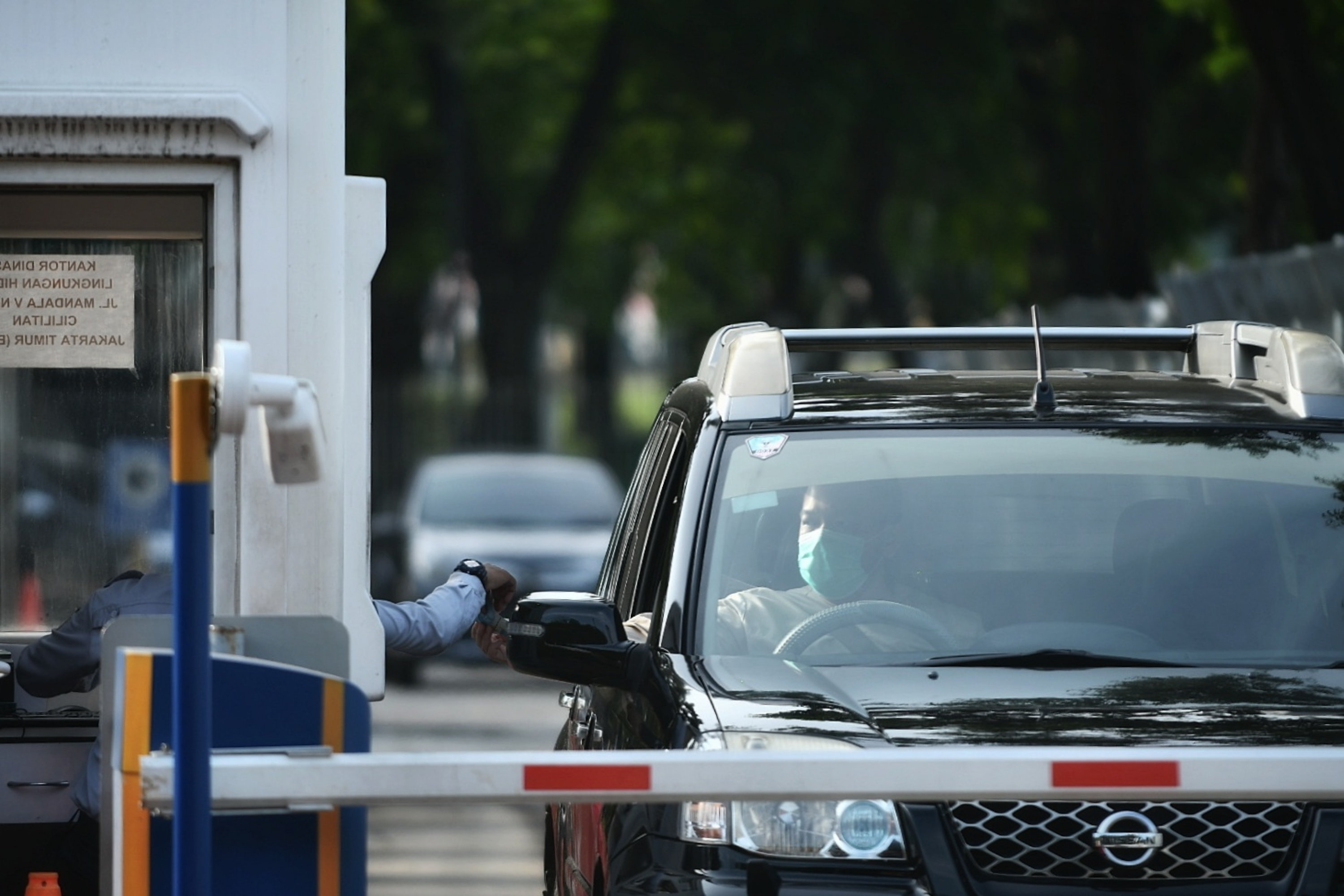 Pengendara membayar tarif parkir di Lapangan Parkir IRTI Monas, Jakarta.