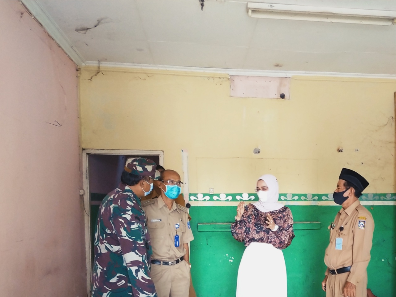 Ketua Komisi A DPRD Sleman mengecek kesiapan tempat karantina di Kalurahan Sariharjo, Kapanewon Ngaglik, Sleman, Senin (21/6)