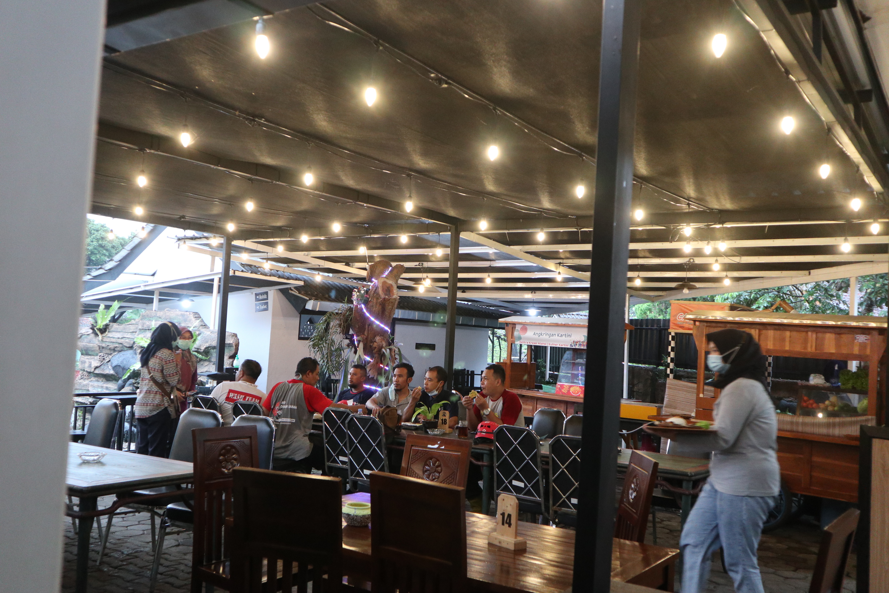 Seorang disabilitas intelektual berlatih menyajikan pesanan ke konsumen di kafe yang dikelola BBRSPDI Kartini Temanggung, Rabu (30/6).