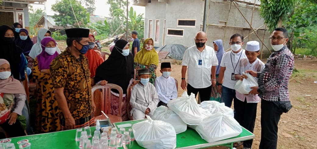 Penyerahan bantuan sembako bagi anak yatim dan lansia di Bogor