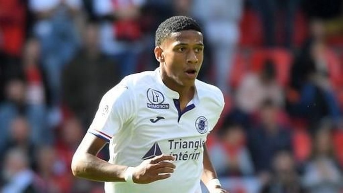 Nice Rekrut Bek Buangan Barcelona