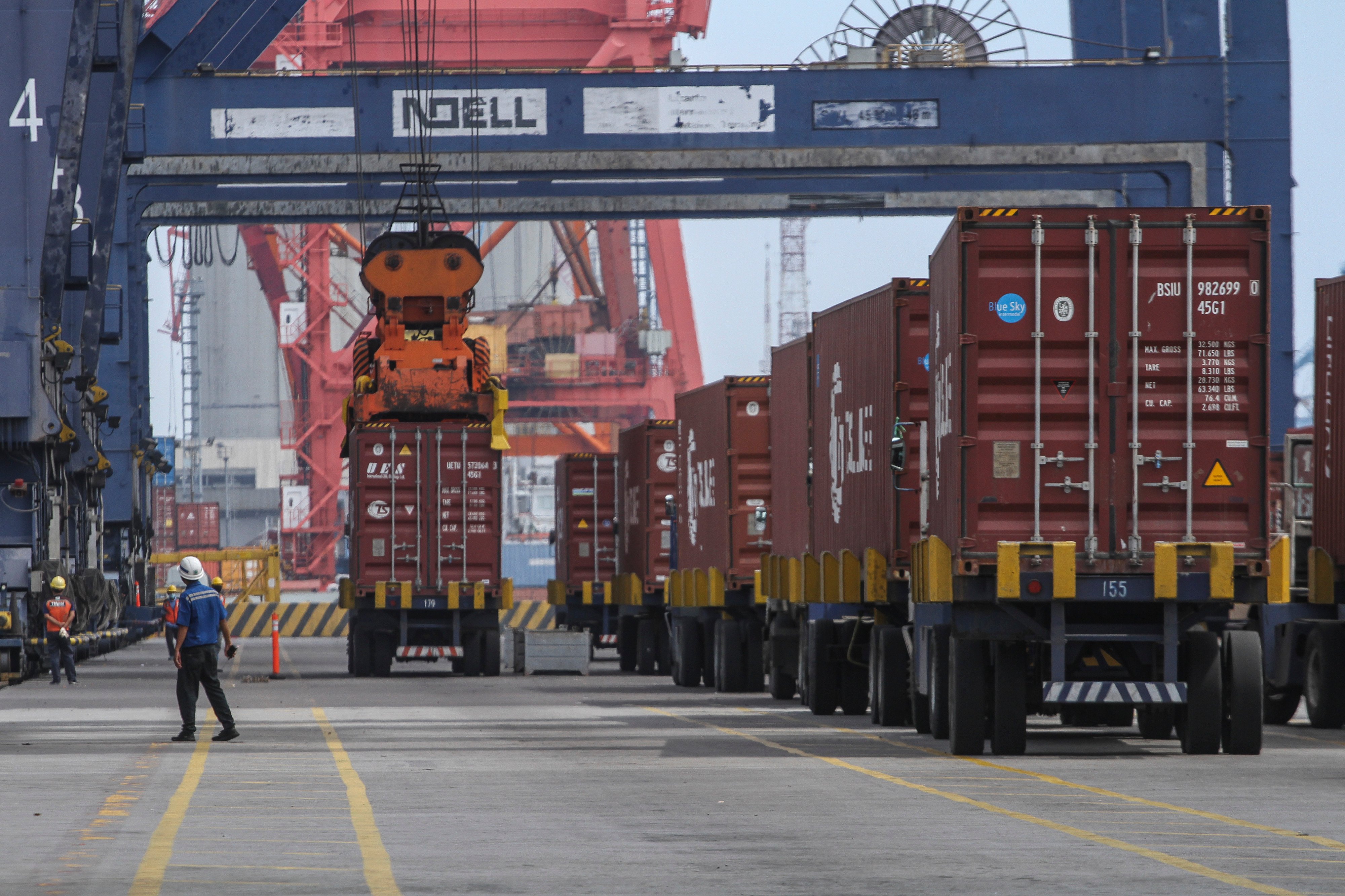 Suasana bongkar muat di Pelabuhan Tanjung Priok