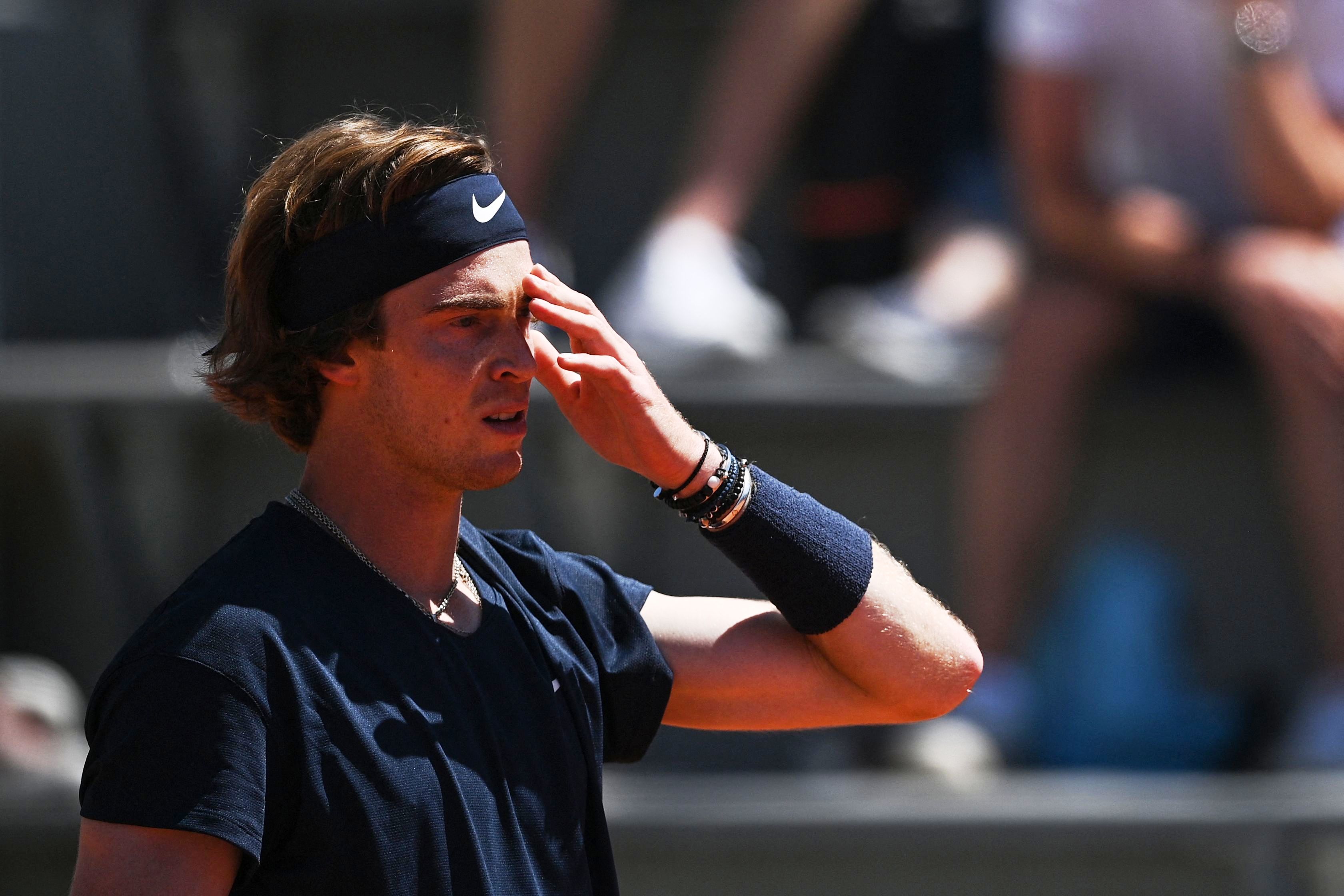 Petenis peringkat tujuh dunia Andrey Rublev berhasil lolos ke putaran kedua Halle Terbuka 2021.