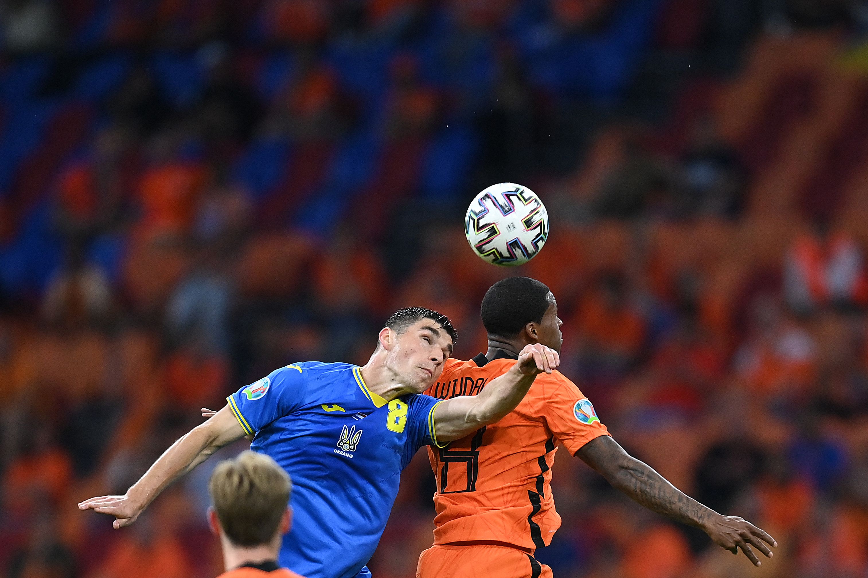 Pemain Belanda, Georginio Wijnaldum (kiri) berebut bola dengan pemain Ukraina Ruslan Malinovskyi di Euro 2020 Group C, Senin WIB (14/6)