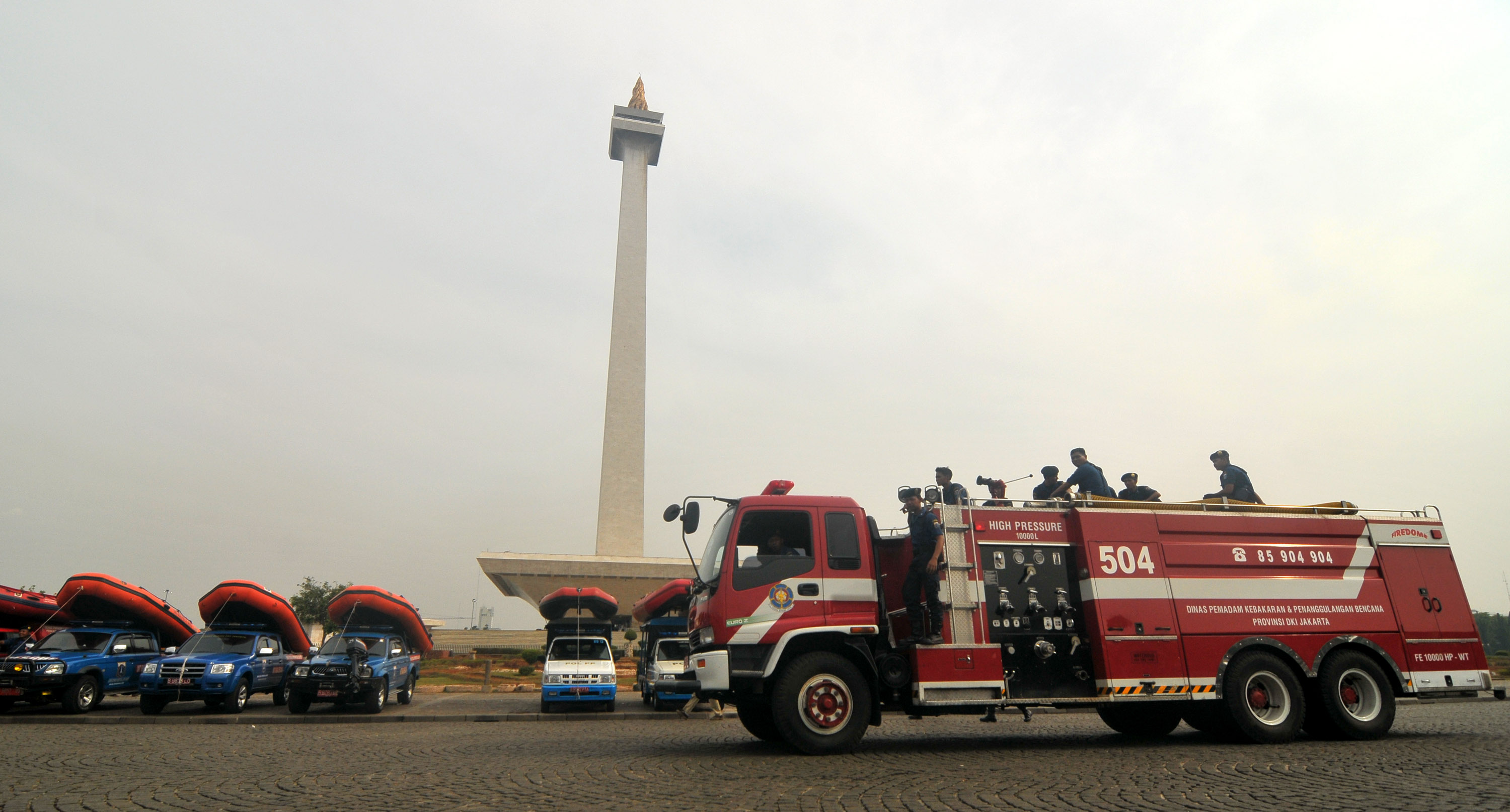 Sebuah mobil pemadam kebakaran melintas saat Apel Siaga Bencana digelar di sisi selatan Silang Monas, Jakarta, beberapa waktu lalu.