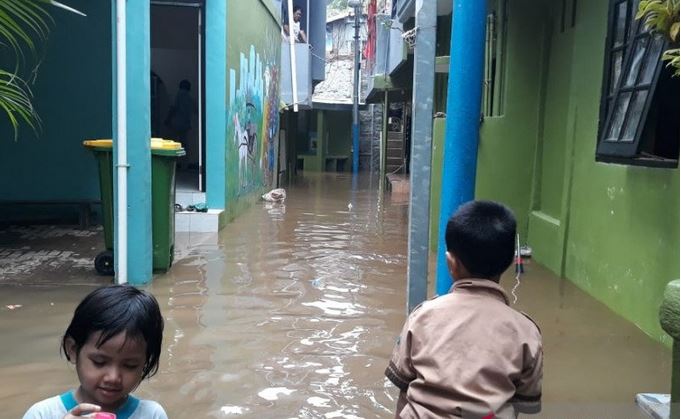 Banjir akibat luapan Kali Ciliwung menggenangi permukiman warga di Kebon Pala, Jakarta Timur, Rabu (23/6).