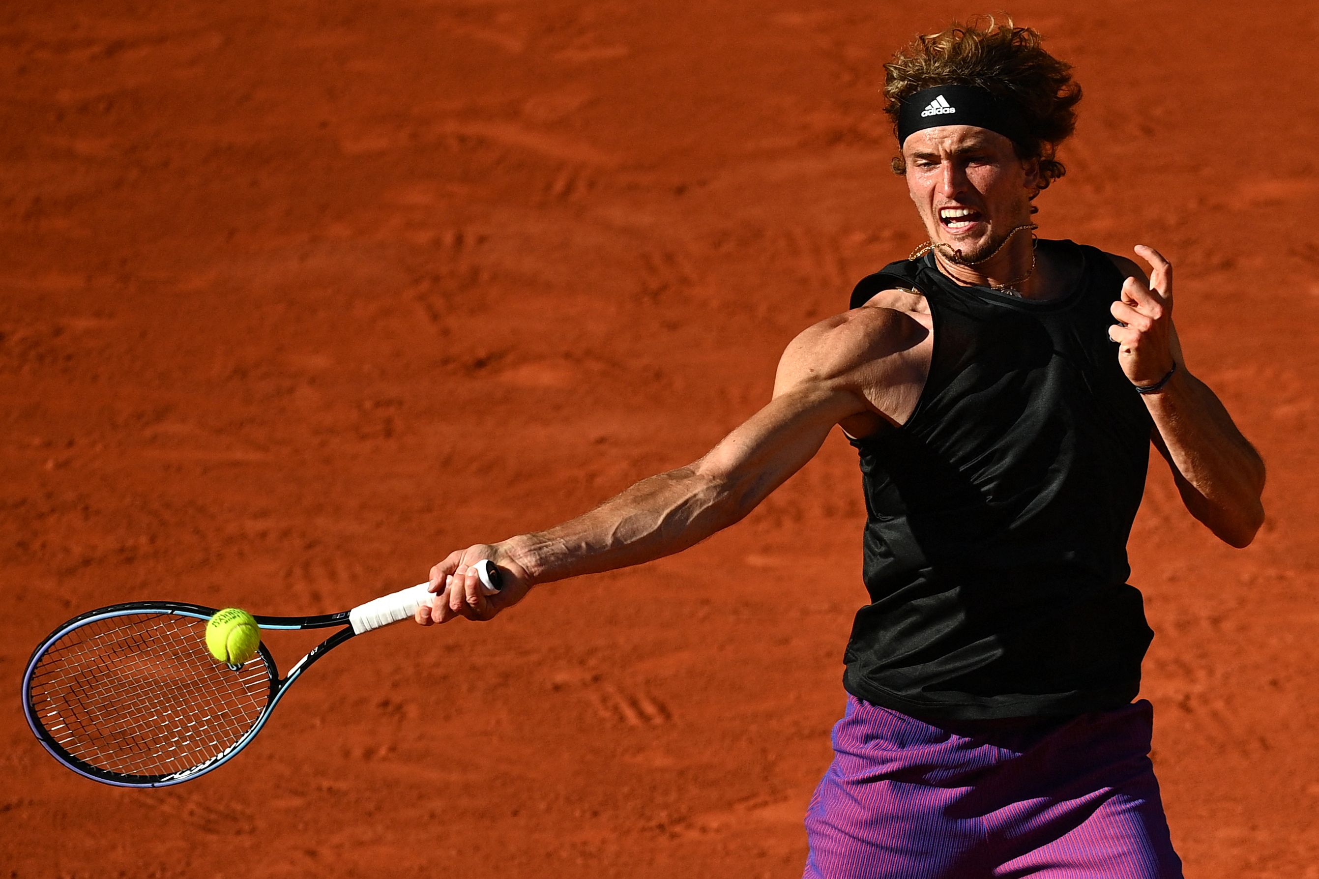 Aksi petenis rangking enam dunia Alexander Zverev saat mengembalikan bola.