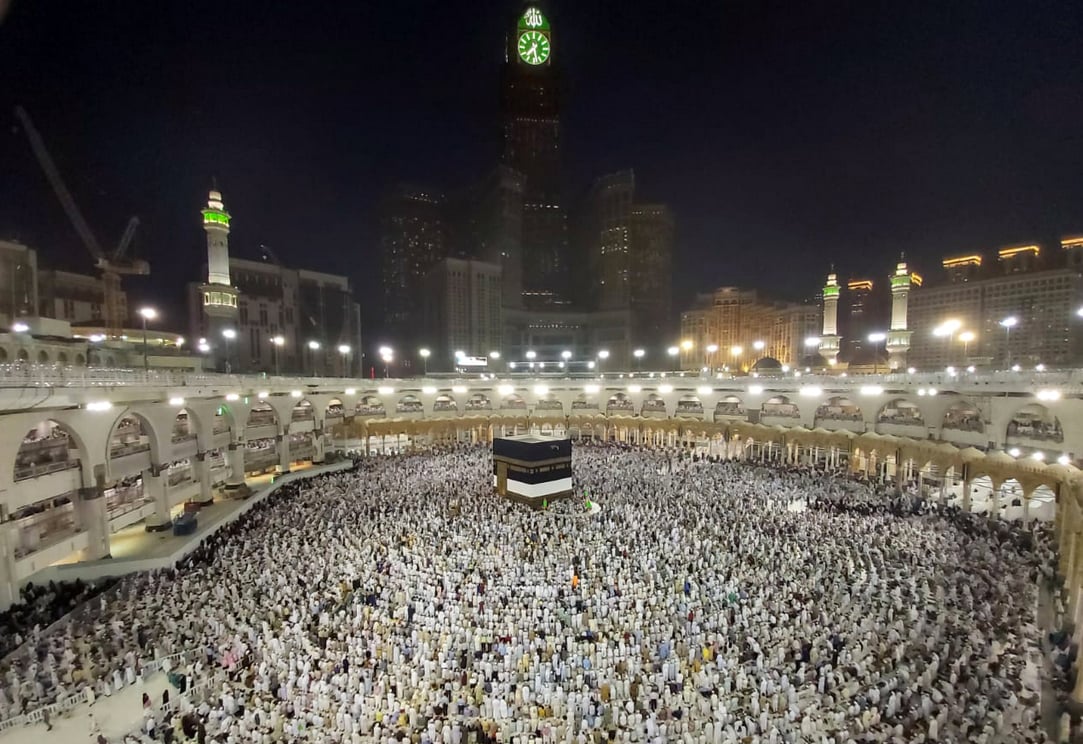 Jemaah haji dari berbagai negara melaksanakan salat Isya di Masjidilharam, Mekah, Arab Saudi.