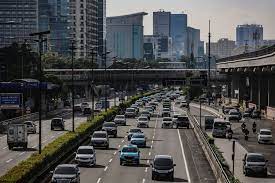 Arus lalu lintas di kawasan Pancoran, Jakarta. 