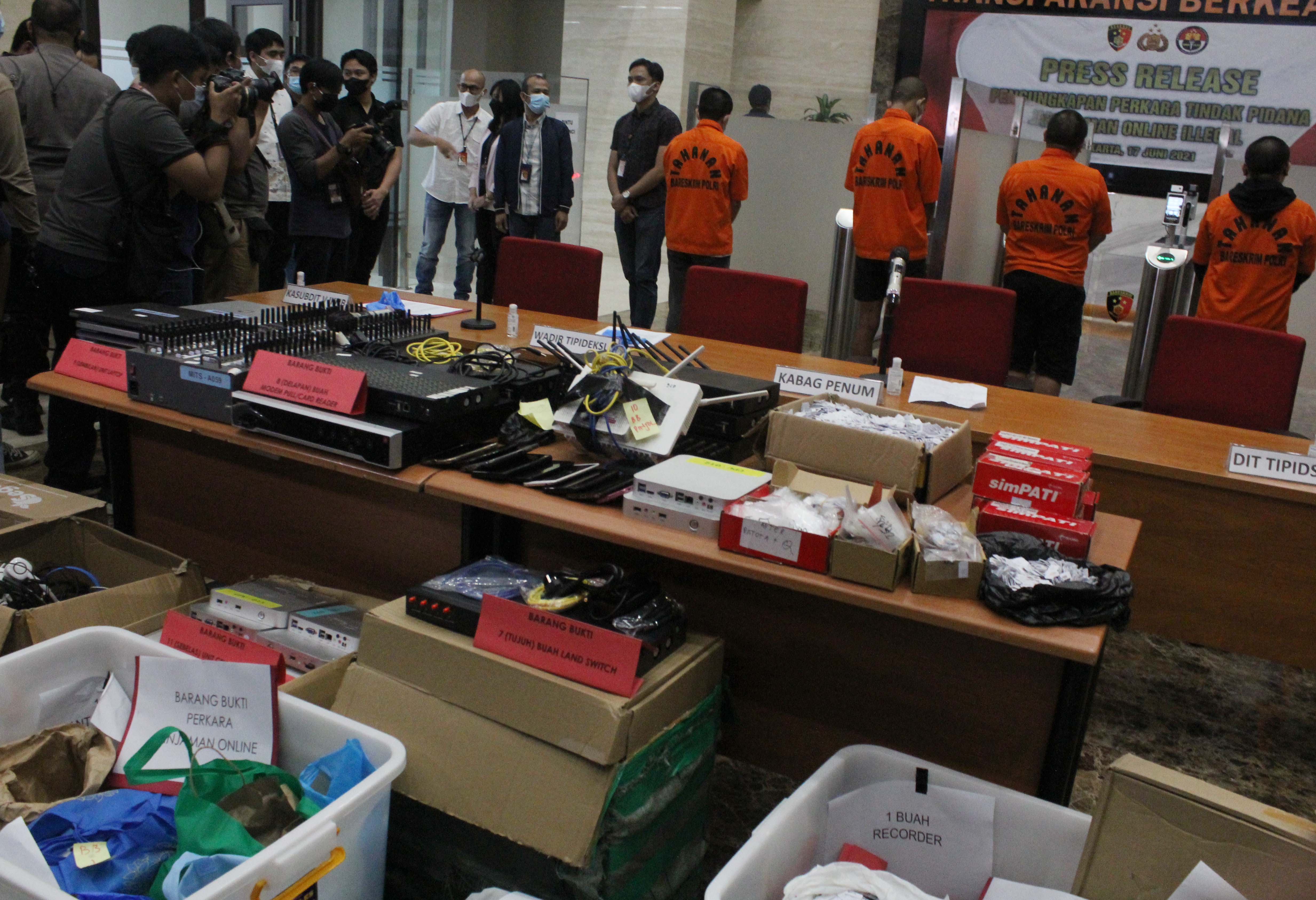 Polri mengungkap kasus tindak pidana pinjaman online ilegal.