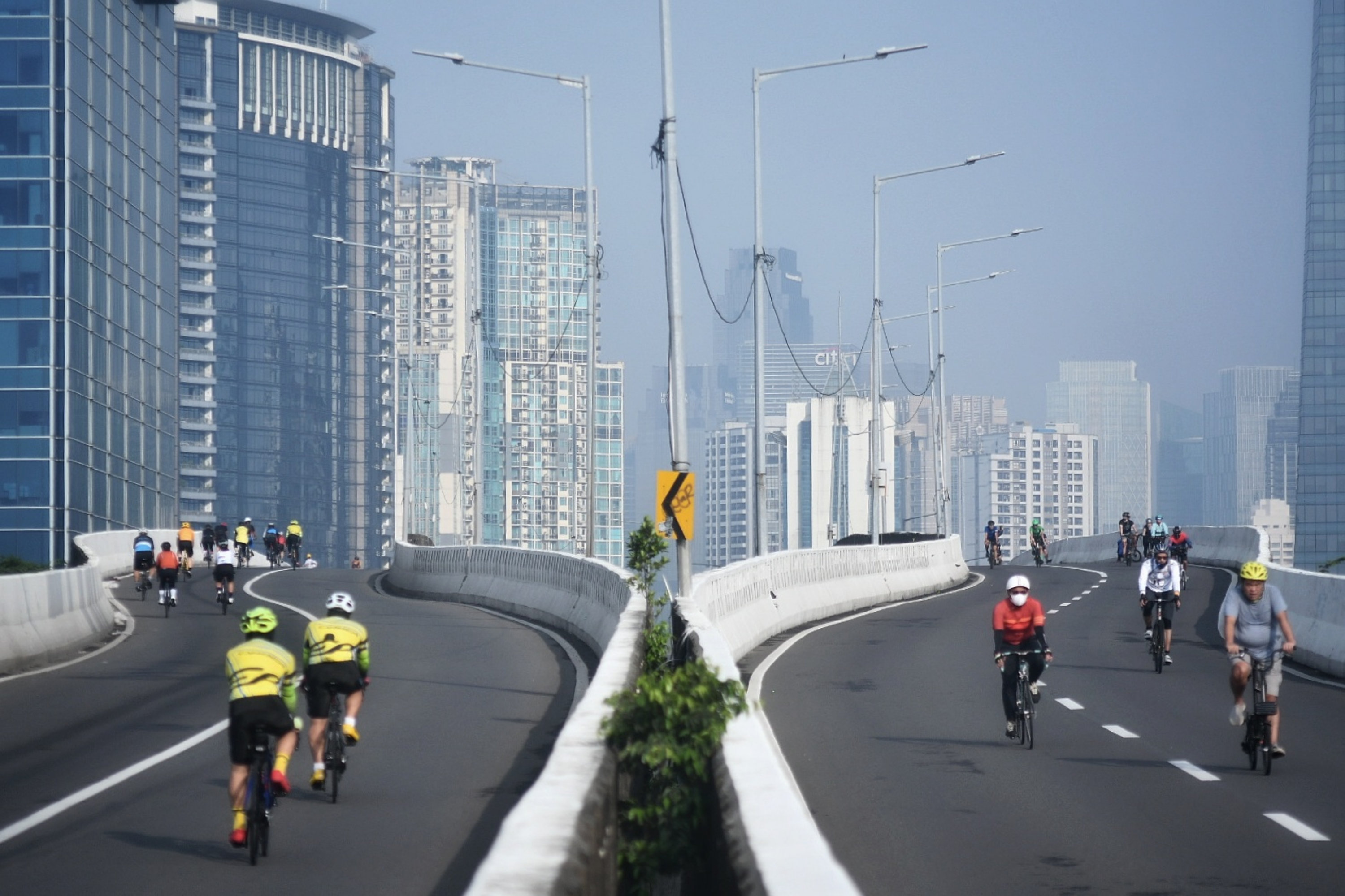  Sejumlah pengguna sepeda road bike melintas di Jalan Layang Non Tol (JLNT) Kampung Melayu-Tanah Abang, Jakarta