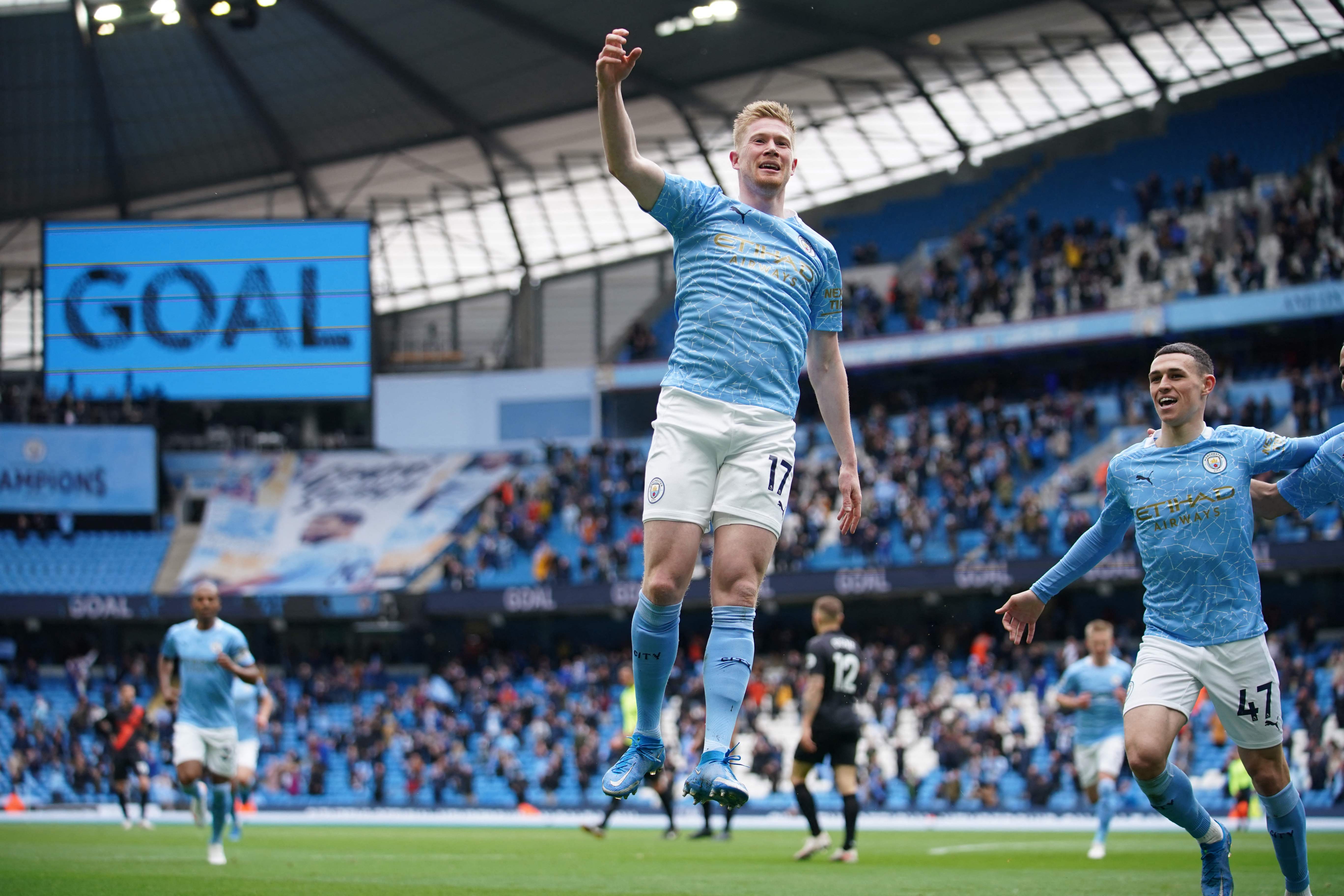 Gelandang Manchester City Kevin De Bruyne melakukan selebrasi usai mencetak gol ke gawang lawan.