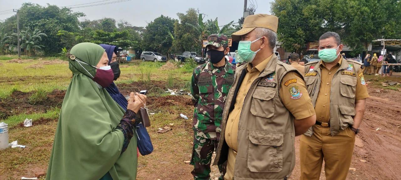 Wali Kota Bekasi Rahmat Effendi meninjau pemakaman khusus covid-19 di Padurenan, Kecamatan Mustikajaya, Kota Bekasi.
