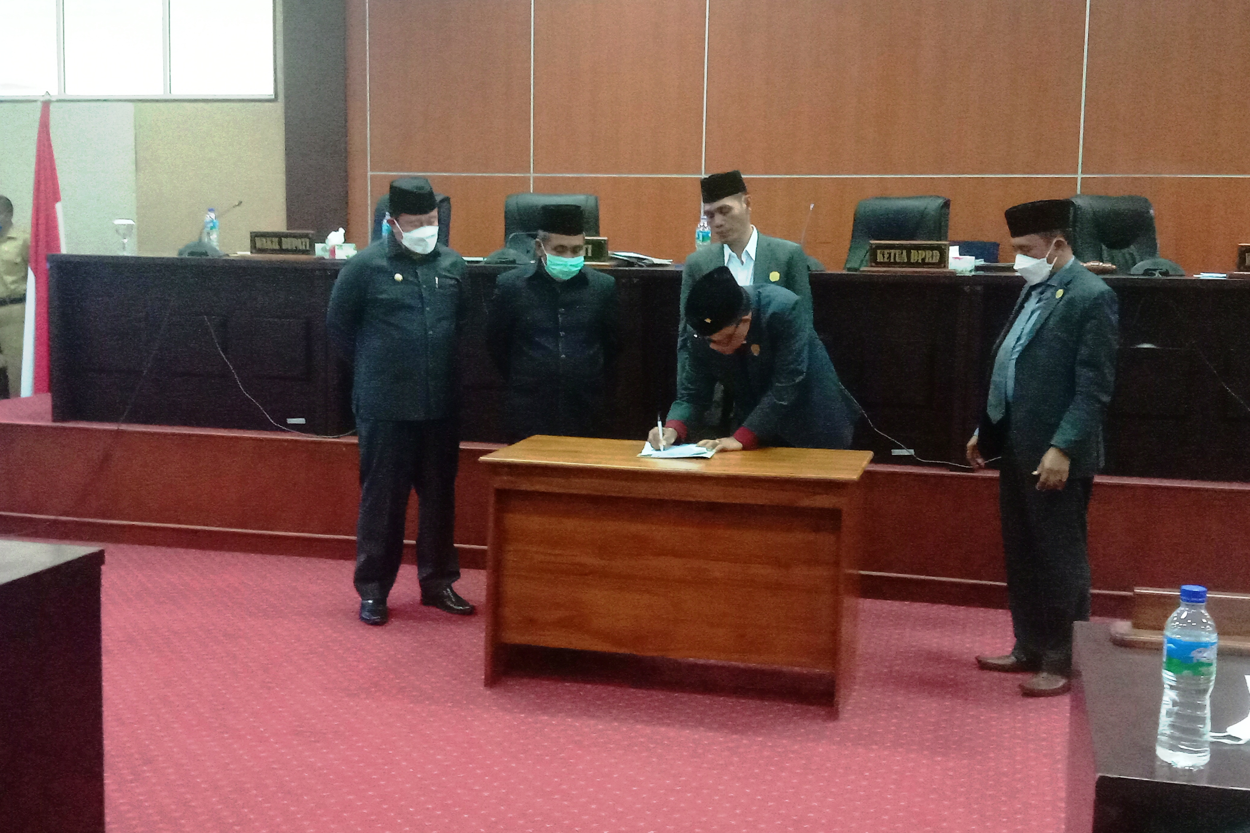 Pemda Manggarai Barat bersama Ketua DPRD menandatangani nota kesepahaman terkait pinjaman Rp1,8 triliun di ruangan sidang utama.