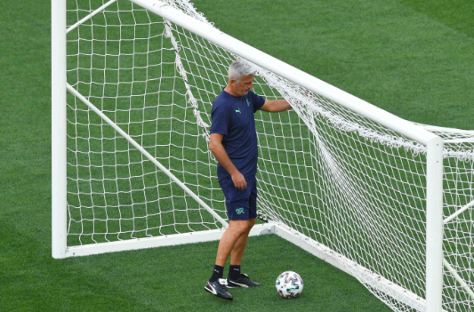 Pelatih Swiss Bosnia-Swiss Vladimir Petkovic menghadiri sesi latihan MD-1 mereka di National Arena di Bucharest pada 27 Juni 2021.